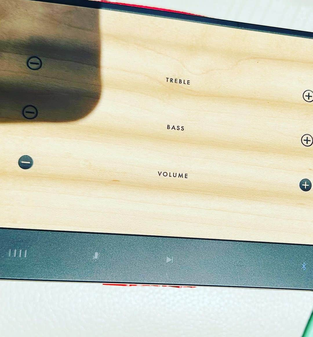 日野賢二さんのインスタグラム写真 - (日野賢二Instagram)「フェンダーの素晴らしい充電式ポータブル Bluetooth アンプを入手しました!!アンプの名前は良く分かりません…でも👍すごいです!!プレイがやめられない…助けて!! ビーチ、ピクニック、バックステージ（楽屋）に持って行きましょう。いつでもどこでもたくさんの友達とジャムったり想像してみてください…。 誰かがどこかで演奏していて、ジャムったり、何らかの音楽的な方法で貢献したいという衝動があるなら、これがそれです!!詳しくはフェンダーをご覧ください^_^ Just Got Fender’s incredible Rechargeable Portable Bluetooth Amp!! Don’t even know the name…but it’s 👍 Amazing!! Even got analogue aux input^_^&EQ! Use it as boom box too! I just can’t stop playing…help!! Gonna take it to the beach,picnic,backstage(green room)Imagine jamming with bunch of friends anywhere anytime …. If Somebody is playing somewhere and U have the urge to jam,contribute in any musical way,this is it!! Check out Fender for details^_^ and Stay Tuned for my Demo for this fabulous gadget! #jinobass #jino #fender #fender_jp #fenderflagshiptokyo #fenderbass #fenderamp #gendergadgets #fenderprecision #fenderprecisionbass #fenderpbass #amp #fenderbrazilianrosewood #jacaranda #fendermasterbuilt #fendercustomshop #fenderroasted #fenderroastedalder #roastedalder #roastedmaplerosewood  #ハカランダ　#ブラジリアンローズウッド　#プレベ　#ローステッドアルダー　#ローステッドボディー　#ローステッドネック　#フェンダー　#変だ〜　#日野賢二jino #日野賢二」8月4日 12時19分 - jinobass