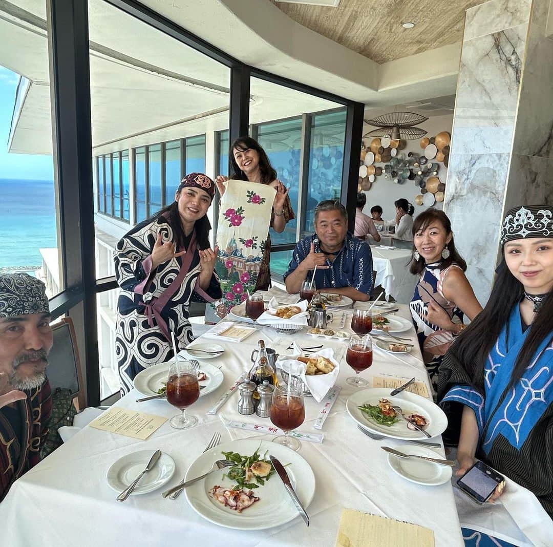 飯島寛子のインスタグラム：「先週行われた日本・ハワイ姉妹州姉妹都市サミット！期間中に、北海道主催の昼食会に招待して頂きました。アイヌ舞踊団の方との合席で、友好交流有意義な時間を過ごしました。息子たちの母校カラニ高校(帯広柏葉高校と友好提携)Ohtani 校長先生ともお話しさせて頂きました。 #studiorim #hokkaido #hokkaido_lovers #hokkaido #hokkaidolove #ハワイ #北海道　#アイヌ舞踊団 #友好提携」