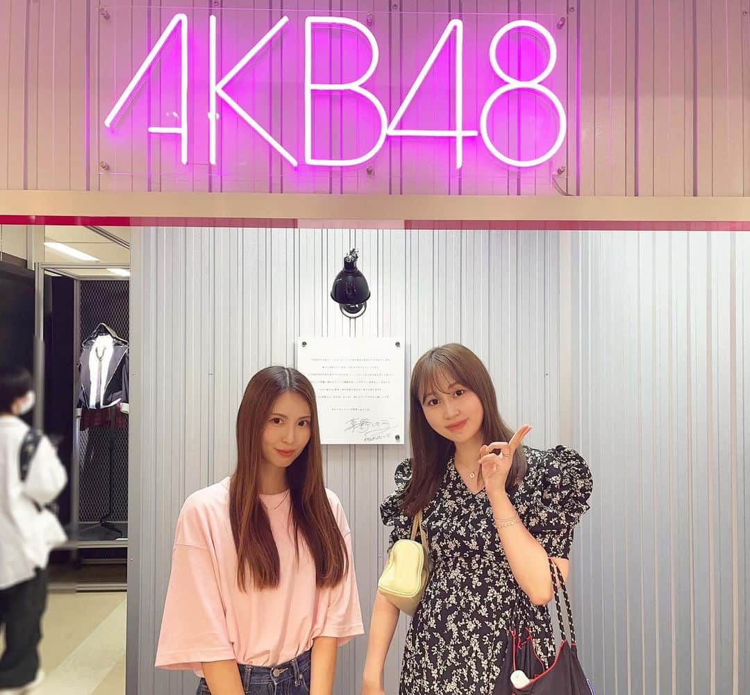 菊地あやかさんのインスタグラム写真 - (菊地あやかInstagram)「. ⋆⸜ AKB48大衣装展⸝.⋆ 歴史詰まった展示会👸🏻🏹🤍 グループとメンバーへの愛情が伝わる衣装。 いつ見ても本当に可愛い！！ダイスキ！！！ 1人でも沢山の方に見てもらえますように💕 ここだったら分かりにくいよねって位置に 小森とメッセージ書きましたᝰ✍︎꙳⋆笑 すでにDMの方であった！見つけた！の 報告頂いてますが…🤫💓((早いのよ)) ぜひ探しつつ素敵な衣装みてみてね🫶🏻 8月8日まで大丸東京店で開催してるよん。 #AKB48#AKB48大衣装展#オサレカンパニー #アイドル衣装#大丸東京店#AKB48ナツマツリ」8月4日 12時35分 - ayaka_official06