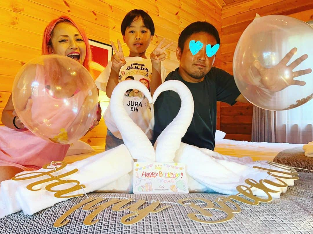 ニーコさんのインスタグラム写真 - (ニーコInstagram)「2023.8.2🎂happy happy birthday🥳じゅち8歳のお誕生日でした💙🩵💙🩵💙 今年はリゾートでお祝いしました〜🍾🥂 夏休みリゾートの色んな写真はまた改めてUPします🫶🏻  もう8歳！！！早い！成長に嬉し寂し嬉し🥹 健康に元気に真面目に明るく優しくか可愛くスクスク育ってじゅちがいる生活がパムとマムは幸せ👑 8歳も色んな初めての体験をして喜怒哀楽感じて楽しく過ごしましょう あいらびゅーマイサン💋💋💋  #誕生日#happybirthday#son#息子#息子の誕生日#8歳#8歳誕生日#8歳男の子」8月4日 12時31分 - neeko_isuzu