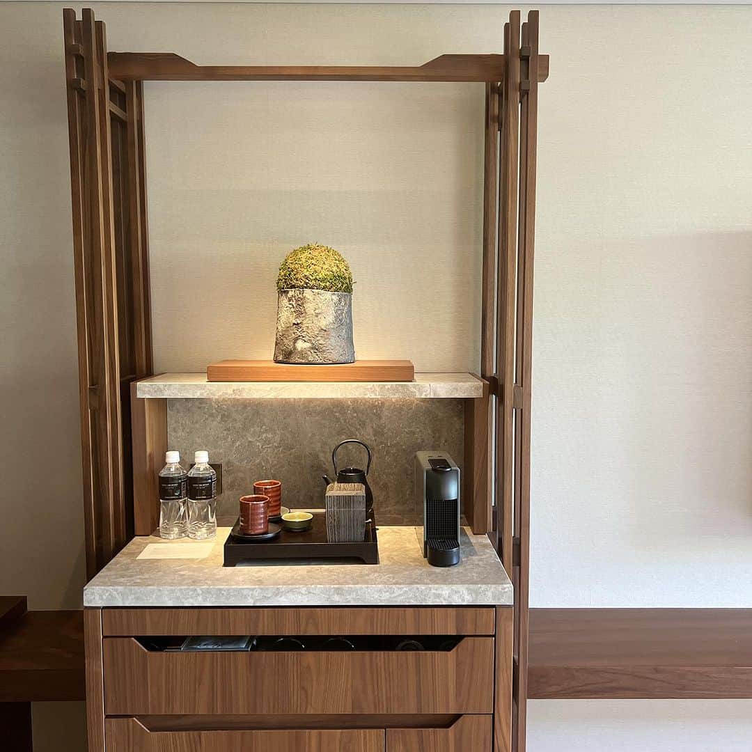 安田美沙子さんのインスタグラム写真 - (安田美沙子Instagram)「京都の満月🌕の日。  HOTEL THE MITSUI KYOTOにて。。。  「HIBIKI THE HARMONY」  の世界に浸らせて頂きました。  レストラン「都季」にて、「響」のペアリング。 ウィスキーをここまで深く味わったのは初めてで。。。  地下には天然温泉も。 日常からかけ離れた幸せな時間でした。  歴史のある梶井宮門、何度か通りかかってはいたけれど、門を潜るとこんな世界が広がっていたとは。  私が着ているのは、細尾さんの お着物✨ 夏らしくて、素敵。。 細尾夫妻、特別な夜をありがとうございました。  また、京都で集えますように。。  #thanks @hotel_the_mitsui_kyoto  @hosoo_official  @masataka_hosoo  @taeko_hosoo  @stsukezane  @suntorywhisky_hibiki」8月4日 12時32分 - yasuda_misako