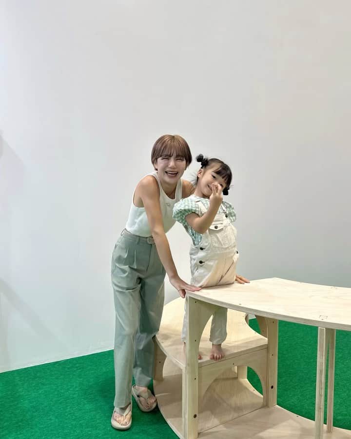 長谷川あやのインスタグラム：「・ 楽天グループ最大級の体験イベント 『Rakuten Optimism』が パシフィコ横浜で開催中ということで 遊びに行ってきたよー👧🧑🏼✌️ 誰でも参加可能！しかも入場無料なんです✨ @rakutengroup  ファミリーエリアにある MOKUMOKU KIDS TOWNでは 子どもたちも遊べるスペースが たくさんあって娘も大興奮🤭  その他にも楽天市場に出店している 全国各地のグルメを楽しめたり VR・ARなどの最新テクノロジーを 体験できるコーナーも✨  「お買いものパンダ」のエリアでは お買いものパンダとコラボした にんげんタワーバトルが無料体験できました🥺 　 キャンペーンエントリーで お買いものパンダデザインのうまい棒ゲット👌  家族やカップル、友達と行っても 楽しそうなコンテンツがたっくさん✨ 8/6（日）までなのでぜひ遊びに行ってみてください🐼🤍 （楽天オプティミズムで検索🔍）  #PR#RakutenOptimism」