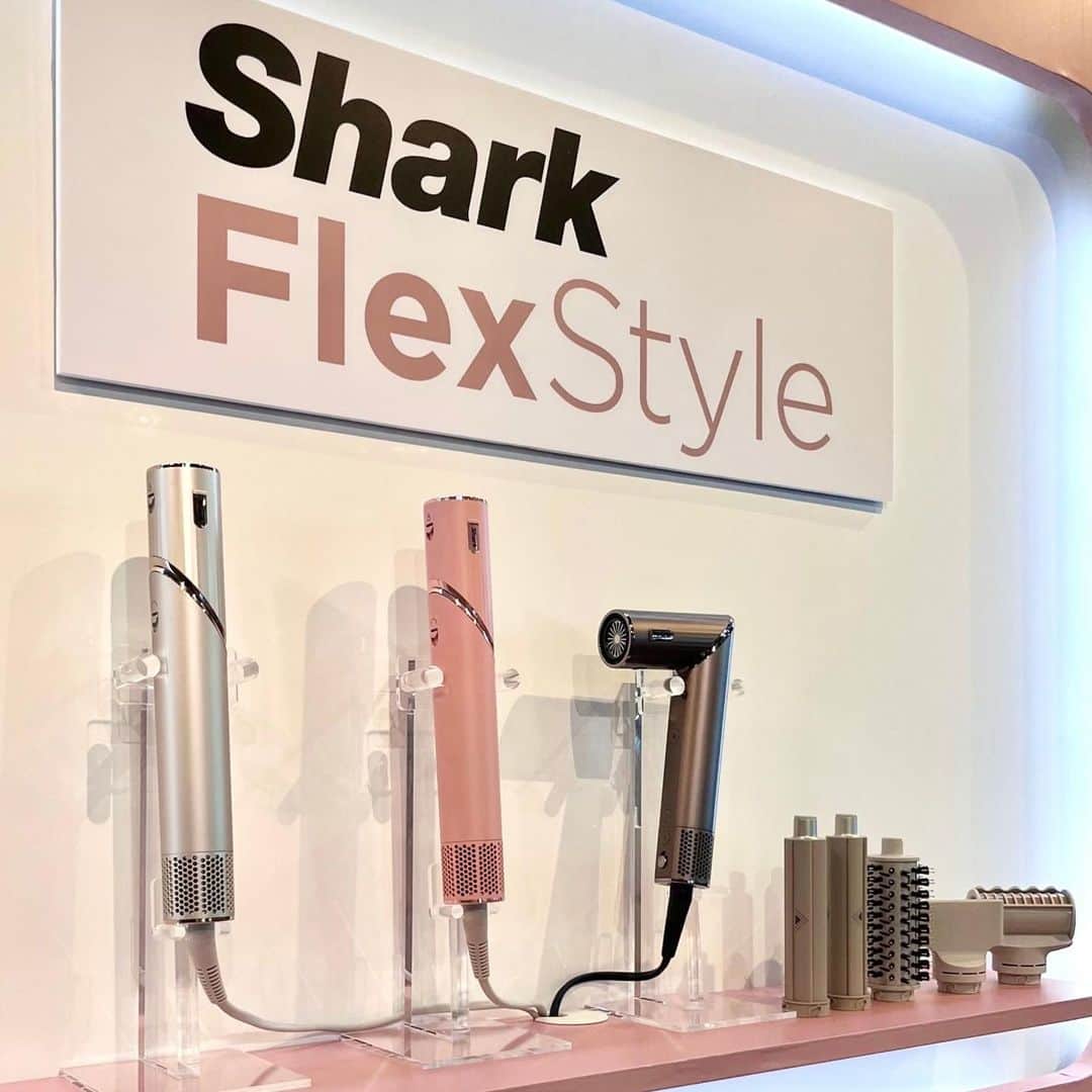 4meee!さんのインスタグラム写真 - (4meee!Instagram)「掃除機でお馴染みのSharkから、ヘアケア家電登場❣️💇‍♀️  Shark® Beauty(シャークビューティー)日本上陸第1弾として登場するのは、髪を巻くこともできるマルチスタイリングドライヤー「Shark FlexStyle」。  アメリカではすでに大人気で、入荷後すぐ完売してしまっているのだとか。コンパクトなのに大風量！髪を労わる温度設計なのが嬉しくて毎日使いやすい◎  4つのアクセサリーを付け替えることで、髪を巻きつけてカールスタイルにしたり、ワンカールでまとまりあるスタイルにしたりと、自由自在です。  カラーは3種。フラミンゴピンクは、日本オリジナルカラーだそう💕  ◆Shark FlexStyle 定価：34,980円(税込)  #シャーク #シャークビューティー  #Shark  #SharkBeauty #ドライヤー #スタイラー #巻き髪アレンジ #ヘアアレンジ」8月4日 12時42分 - 4meee_com