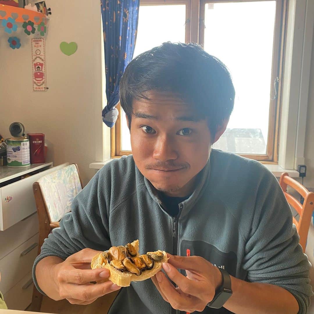 テレ朝newsさんのインスタグラム写真 - (テレ朝newsInstagram)「【北極ノート】 ウウィロ(ムール貝)はキレイに磨き 大きな鍋に入れ火にかけます 水や調味料など一切何も入れませんが 抜群の塩味でめちゃくちゃおいしいです！ マーガリンを塗ったパンに 貝を盛り付けて食べるのが地元流です #松本と屋比久の北極滞在記 #北極ノート #テレ朝news #ムール貝 #地元 #food #パン #自然 #nature #北極」8月4日 12時53分 - tv_asahi_news