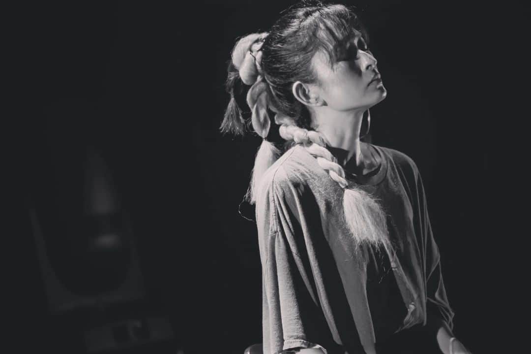 島袋寛子のインスタグラム：「- Live『0』東京🗼リハの寛子。  この写真が好きで、 もらった。  いつもありがとうございます！  明日は、名古屋公演。  こんな人がいきます。笑。  一緒に歌って、踊って、楽しもうね♪」
