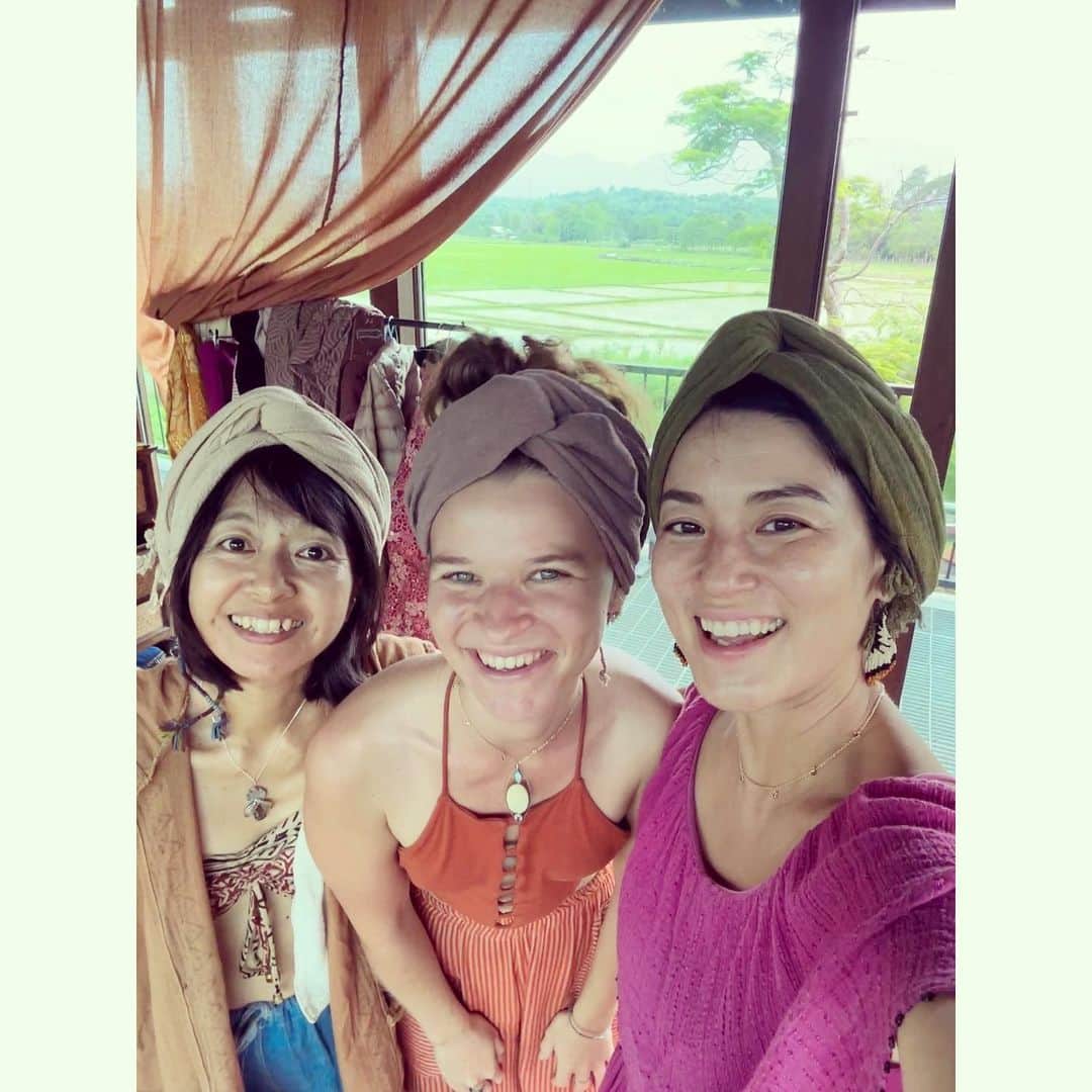 桃生亜希子のインスタグラム：「Beautiful people in PAI.   　フリーマーケットで出会ったロシア人のVictoriaは、ジュエリーや服を作っていて、チャネリングや色々なワークもする。 　私達を素敵なお家に招待してくれて、作品を見せてくれた。🙏✨ 　 　3年前にpaiで出会ったartistのPuも、私たちのことを覚えててくれて、もっと仲良くなれた。 　 　puの友達のスイス人の女の子も、内も外もめちゃくちゃ可愛くて素敵だったな！ 　 　KoreanのWoonam は、barでオペラを歌うから来て！と誘ってくれていて、行けなかったら、バッタリ会ったカフェで、今歌うよ！と、歌ってくれた。✨🙏✨ 　 　みんな優しくて、心がオープンで、学ぶことが沢山ある。  　美しい人達に出会えるのが、旅の醍醐味。🙏🌞🌈  #powerword #Ifeellikea14」