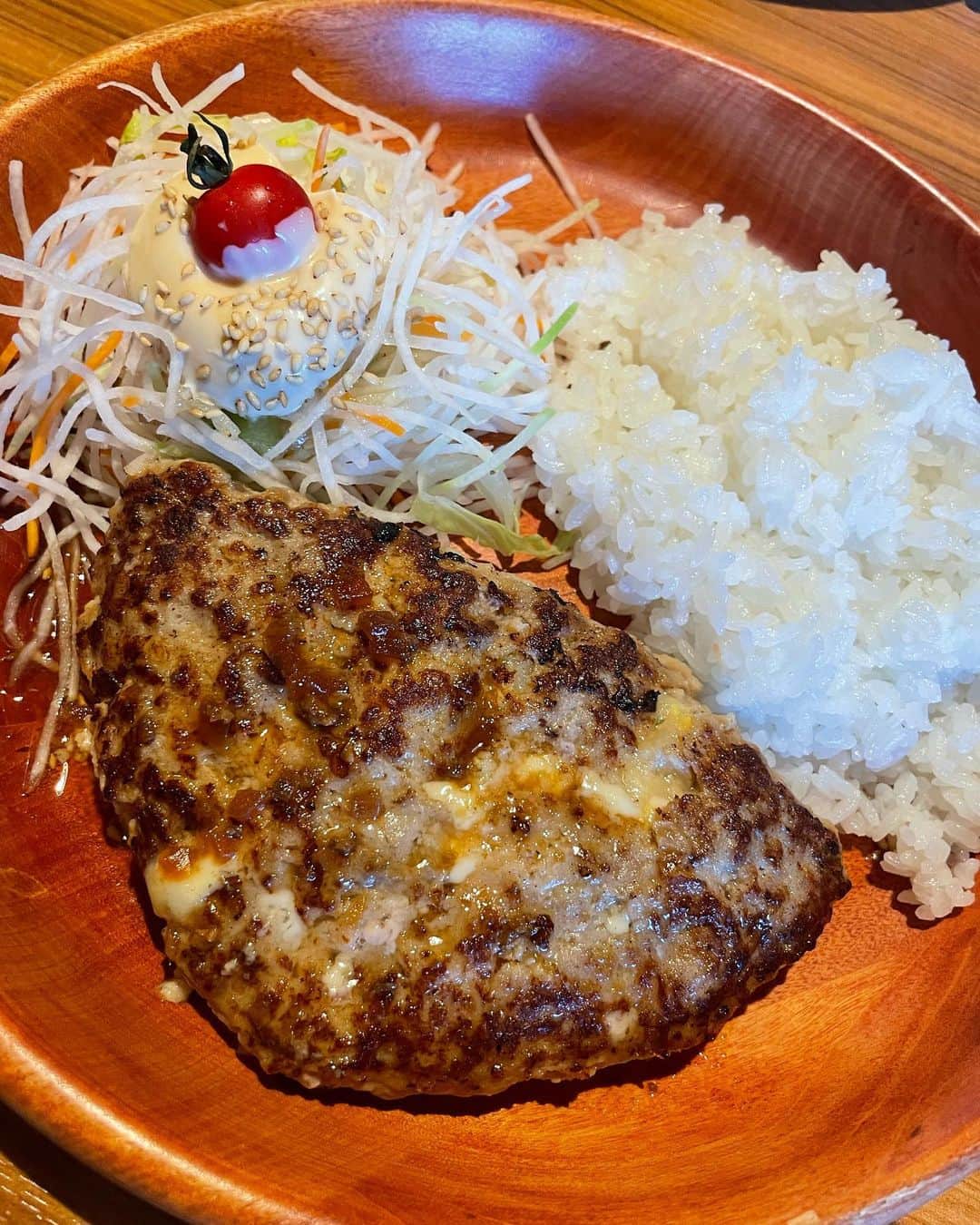 のインスタグラム：「最近ビックリドンキーにハマっておる👀❣️ #ビックリドンキー  #ビックリドンキーのランチ  #ポテサラバーグディッシュ  #ハンバーグ #ワンプレート」