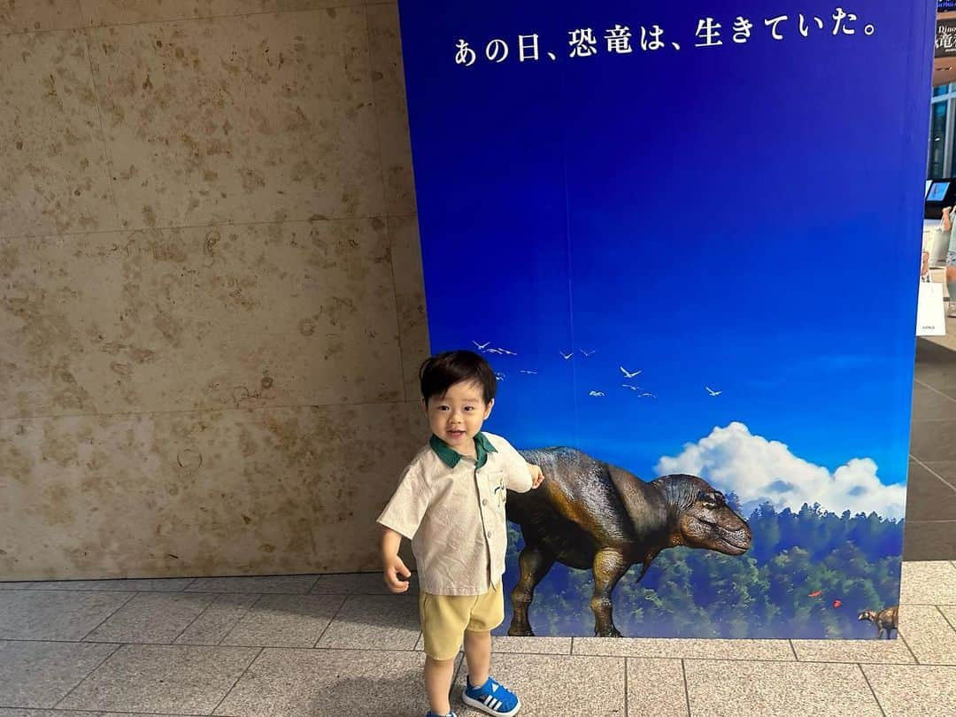 桃のインスタグラム：「六本木ミッドタウンで開催されてる恐竜科学博へ🦕 大人1人3000円で、最初は「高！！！！」って思ったんだけど、この最高なリアクション見れたので完全に元取れた🤣❤️ぜひ音声ありで観て欲しいーー🥹 2枚目動画はたろがびっくりするする姿。 3枚目動画はじろがうろたえる姿。 4枚目動画は兄弟2人で同じ反応する動画。  あーー可愛かった🥰ブログにも載せたけど、可愛すぎた記念でこっちにも残しとく✌🏻  #恐竜科学博 #ミッドタウン #たろじろ #誕生日同じ #年子兄弟 #2歳2ヶ月 #1歳2ヶ月 #リアクション王」