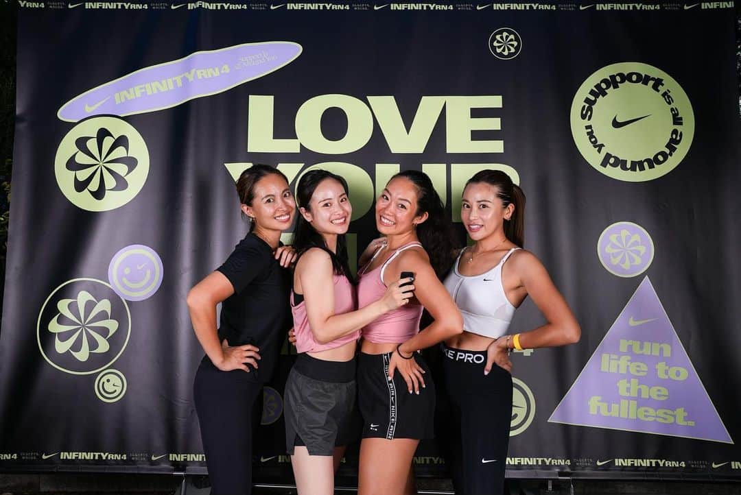 迫田里奈（りなぽよ）のインスタグラム：「💗LOVE YOUR RUN 💗  INFINITY4✔︎の ローンチイベントで running、yogaのセッションを うけてきました🫶🏽  普段からランをするからこそ Infinity4 の走りやすさを より感じました👍🏾🔥  クッション性があり 弾む感覚で走れるから 脚の運びがとても軽くて ランがさらに楽しく感じました❗️  シューズの大事さを 改めて感じたのと Infinity4 とっても気に入りました！ 走りたくなるシューズ👟💕  ミッドソールに エレクトリックなカラーが入ってて とてもかわいい🌟🌟 初心者の方にも🤩👍🏾👍🏾  何よりみんなで走る楽しさと、 夏の夜風を感じながら走る ランが最高に気持ち良く 心も体もリフレッシュされて🌿 最後のリラックスヨガに癒され🧘🏽‍♀️  最高なイベントでした🫶🏽  やっぱり 身体を動かすって 充実するし最高🥹👍🏾💗  #supportedbynike #nikeinfinity #runnershelpingrunners #nikeinfinityrun #infinityrn4」