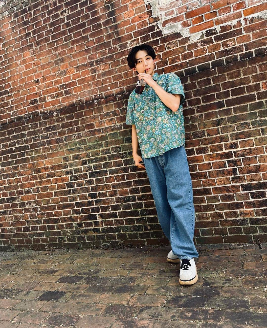 辰巳ゆうとのインスタグラム：「夏はアイスコーヒーに限る！🏝️  #icecoffee #coffee   #ootd #ootdfashion  #denim #denimstyle #denimcode #balloonpants #👖 #🎈  #shirt #shirtstyle #👕   #コーデ #コーディネート  #デニム #バルーンパンツ #バルーンパンツコーデ #デニムコーデ  #柄シャツ #柄シャツコーデ   #アイスコーヒー #コーヒー  #淡路島」