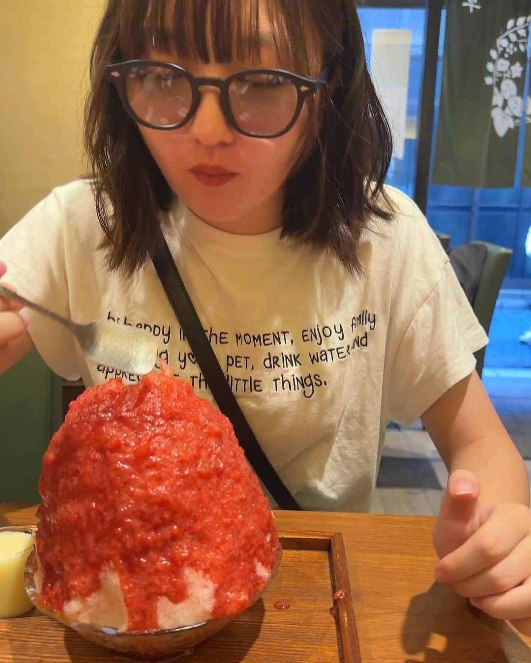 谷花音のインスタグラム：「・ 最近暑い日が続くので、、、 かき氷を食べに行きました🍧  氷がふわふわだから頭がキーンとしなくて、とっても美味しかったです🥰  #谷花音 #かき氷 #夏 #最近 #暑すぎて #外出るのも #嫌になる。 #でもずっと家にいるのも #嫌だよーん」