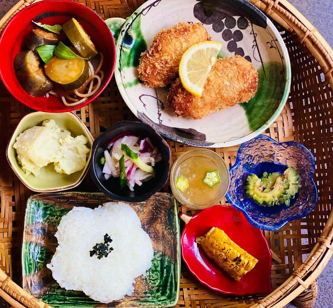 vegecafe＋αのインスタグラム：「8月のかご御前🌻  a 車麩の豚巻きフライ 　　もしくは b 鶏ハムバンバンジー風ソース 　　サラダ仕立て  ⚫︎ゴーヤ梅おかかあえ ⚫︎炙り醤油トウモロコシ ⚫︎ミニトマトのゼリー寄せ ⚫︎夏野菜のスパサラダ ⚫︎バジルマヨポテト ⚫︎切り干し大根とロースハムと 　レッドオニオンのマリネ ⚫︎ご飯 ⚫︎野菜のスープ  猛暑の為 ジェラートの冷凍庫に不具合が出ておりましたが、無事復活しました🍨✨  夏バテ防止に、 vegecafe＋αでお野菜モリモリ 摂取してくださいね🌽  #vegecafe#vegecafe_plus_α #新大阪グルメ #新大阪ランチ #新大阪カフェ #西中島グルメ #西中島南方グルメ #西中島グルメ #西中島南方ランチ #西中島ランチ#西中島南方カフェ #大阪ランチ #大阪カフェ巡り #野菜たっぷり #野菜たっぷりランチ#ベジカフェプラスアルファ #ベジカフェプラスアルファー#ジェラート屋さん」