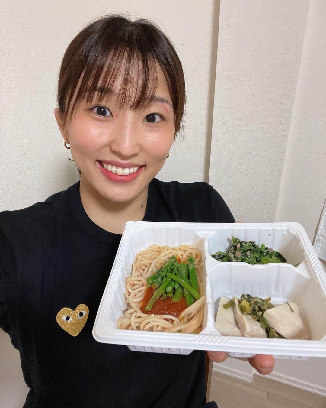 須崎優衣のインスタグラム：「いよいよ8月になりましたね☀️ 毎日とても暑いですがそれ以上に熱い情熱を持って世界チャンピオンになるために一日、一日を大切に一生懸命頑張りたいと思います💪❤️‍🔥 ・ お写真はいつも食事をサポートしてくださるマッスルデリさんです✨美味しくて、お弁当の種類も沢山あるので毎日食べるのが楽しみです😆 いつもサポートありがとうございます🔥🙏 ・  It's finally August ☀️ Every day is very hot, but I want to do my best to become a world champion with even more passion 💪❤️‍🔥 ・ The photo is of Muscle Deli, who always supports me with meals✨ It's delicious and there are many kinds of bento boxes, so I'm looking forward to eating them every day😆 Thank you for your support 🔥🙏」