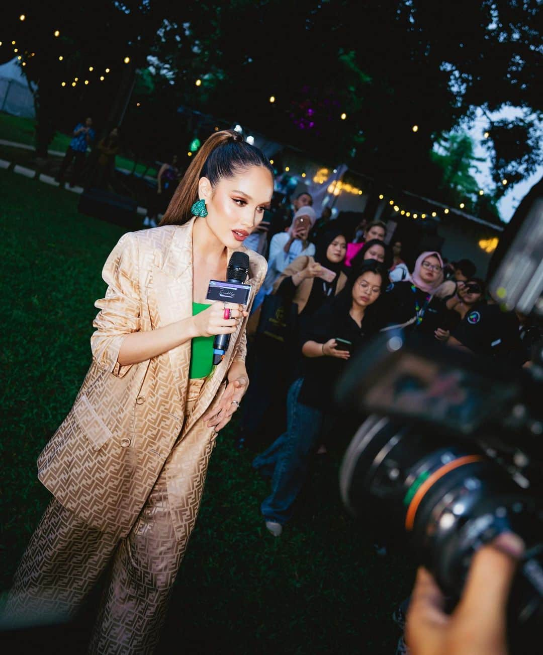 Cinta Lauraのインスタグラム：「Terima kasih teman-teman media atas kehadirannya di grand launching creative hubku, RUMAH SRADDHA SEMESTA. 🤍  Mari kita memperkuat industri kreatif Indonesia bersama-sama. ✨   #cintalaurakiehl  📸: @armanfebryan」