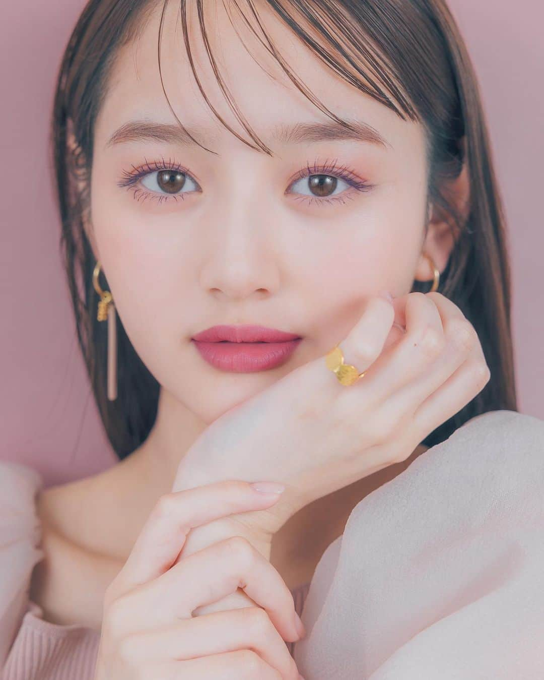 加藤栞さんのインスタグラム写真 - (加藤栞Instagram)「@opera_cosmetics   オペラに新リップアイテムのシアーマットリップ（1枚目）とリップティント限定色（3枚目）が登場  秋らしい統一感のあるメイク。 シアーマットリップ02モーヴピンクは、マットだけど質感があるふんわりリップで可愛かったです、🤍  マスカラ01ディープパープルもどこか抜け感を出したい方におすすめ！  #オペラシアーマットリップスティック #透けマットリップ #オペラリップティント」8月4日 13時08分 - shioriii810