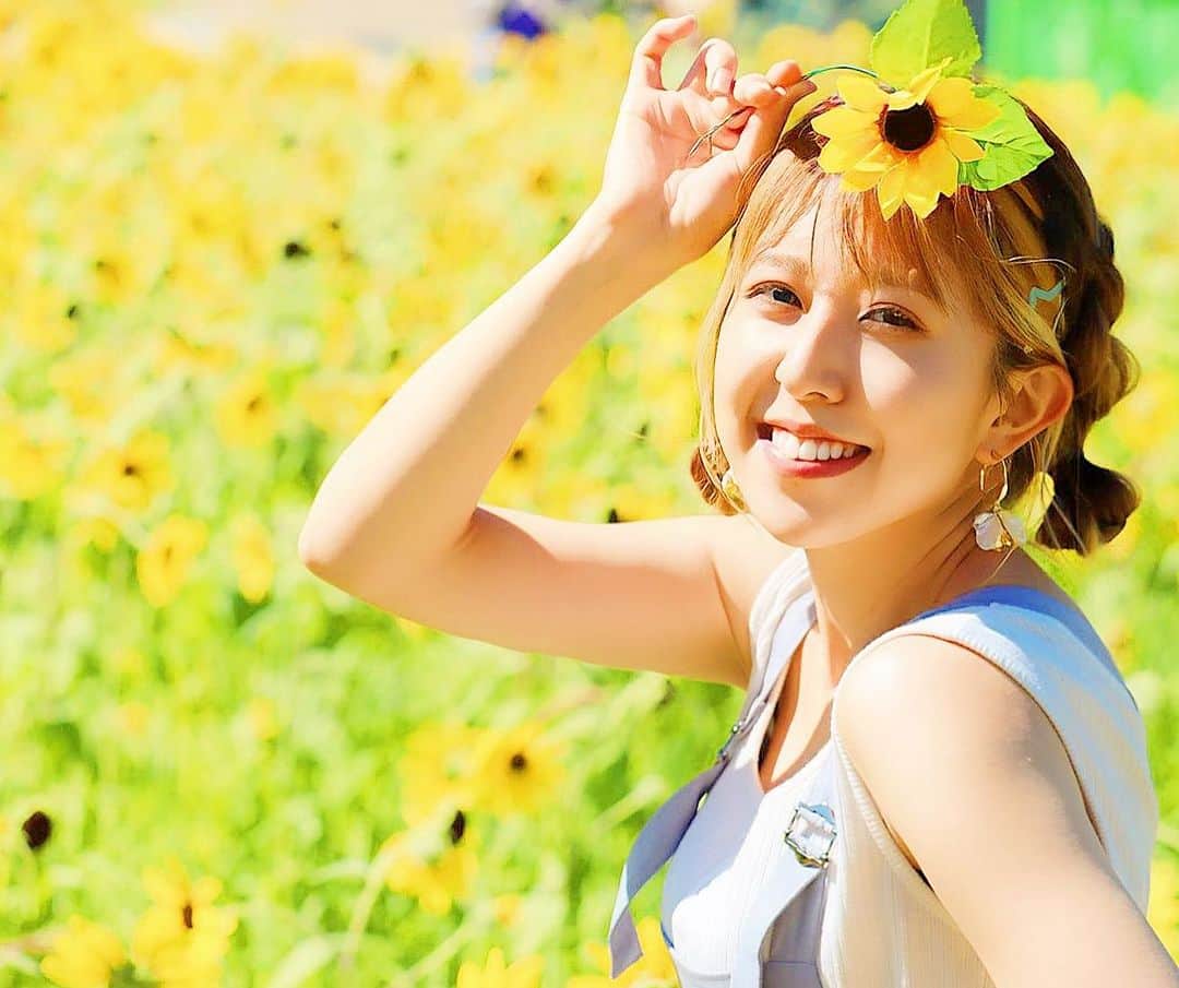 井上麗夢のインスタグラム：「🌻  昔、黄色が似合うよねって言われて うーん。黄色かぁ、、 って思ってた。笑  でも今は黄色が似合う自分が すごく好きだし、 ひまわりみたいな女の子でいたい って思ってたけど そんな風に思ってれば そんな印象になるのかな？  向日葵が似合うよねって言われるようになってた🌻 嬉しいなぁ〜。  ここ何年かひまわり畑なんて行けてなかったから、久々にひまわり畑にこれてテンション爆上がりでしたぁんっ🌻  _______________ ⁡ "あなただけのれむあるばむ" 「保存」をタップして 「新規フォルダ」を製作！ 「れむばむ」フォルダにして お気に入りのれむの写真だけをまとめてみてね☺️🫶 ぜひ、みんなのお気に入りの写真みたい!! ⁡ _ _ _ _ _ _ _ ⁡ ⁡ #맞팔　#데일리　#소통 #좋아요반사　#오오티디　	#패션 ⁡ #igers #tflers #ootd #fashion #hairstyle ⁡ #コーデ #ヘアアレンジ #撮影会 #撮影会モデル ⁡」