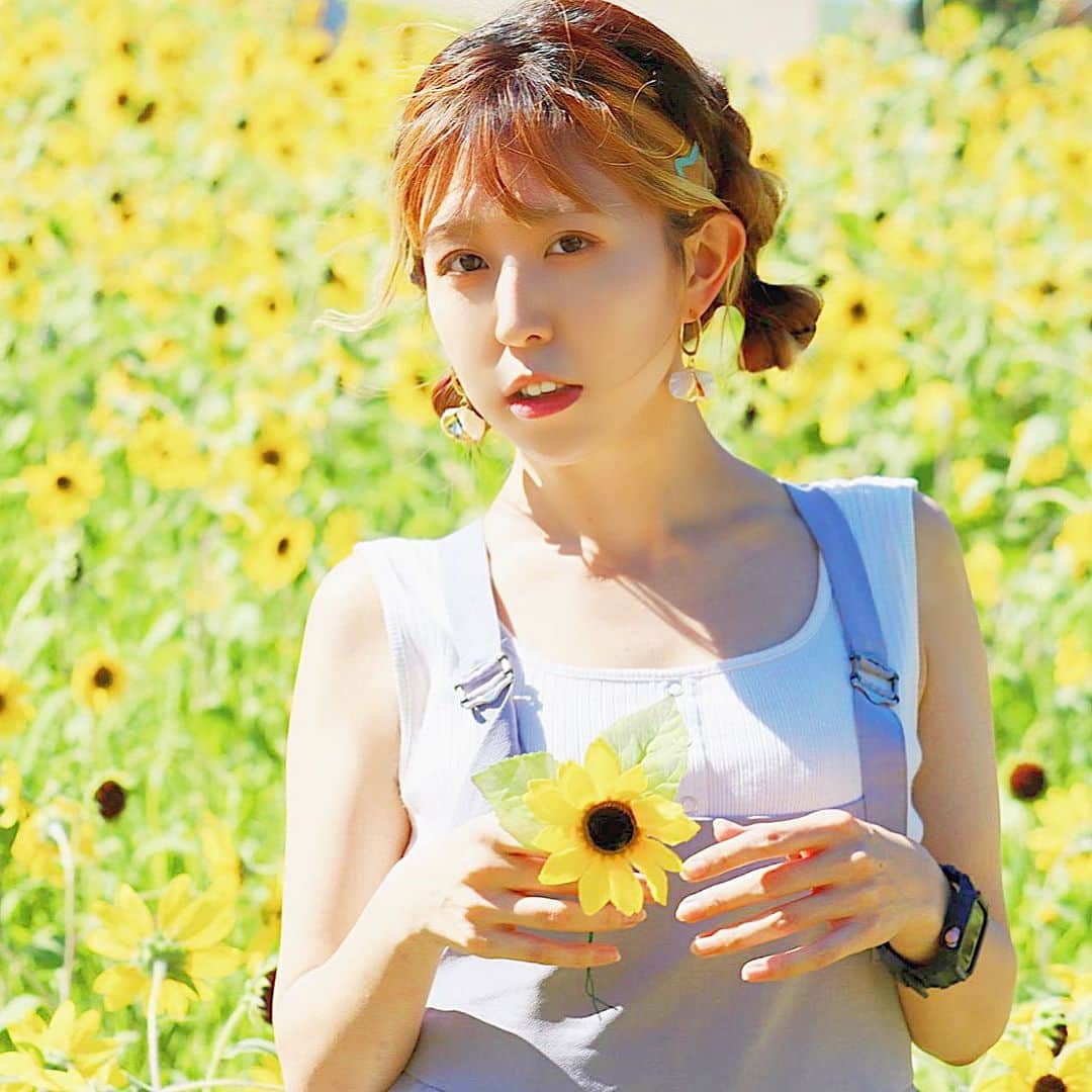 井上麗夢のインスタグラム：「🌻  向日葵女子。 まだまだ黄色が似合う 元気な女の子でいたいところです。  気持ちは大人なんだけどね？笑  #向日葵 #ひまわり #ひまわり畑 #葛西臨海公園  _______________ ⁡ "あなただけのれむあるばむ" 「保存」をタップして 「新規フォルダ」を製作！ 「れむばむ」フォルダにして お気に入りのれむの写真だけをまとめてみてね☺️🫶 ぜひ、みんなのお気に入りの写真みたい!! ⁡ _ _ _ _ _ _ _ ⁡ ⁡ #맞팔　#데일리　#소통 #좋아요반사　#오오티디　	#패션 ⁡ #igers #tflers #ootd #fashion #hairstyle ⁡ #コーデ #ヘアアレンジ #撮影会 #撮影会モデル ⁡」