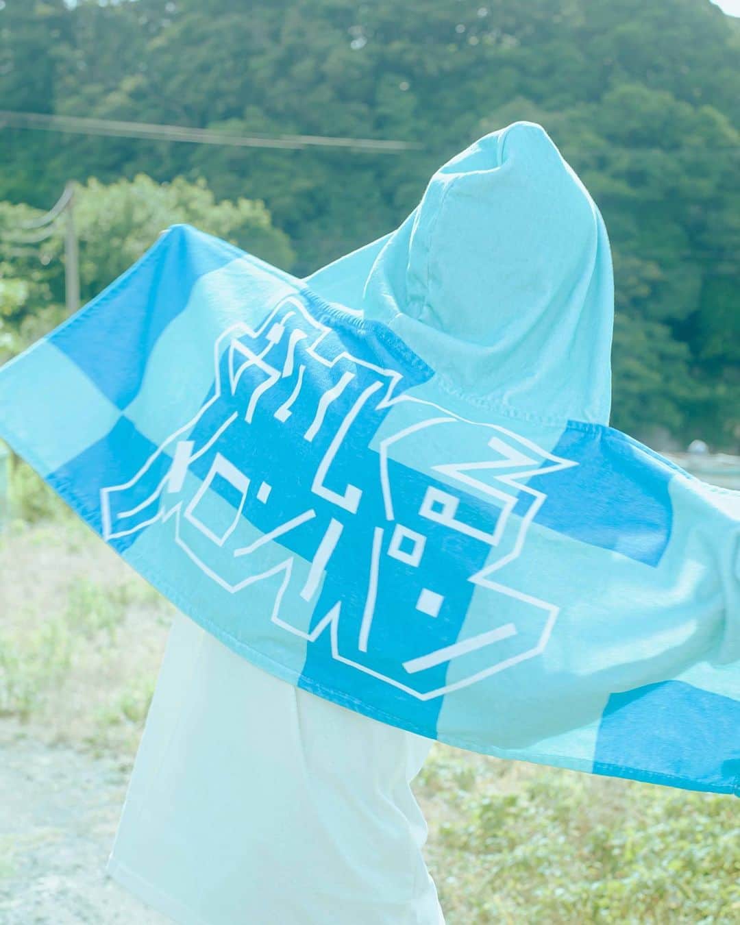 おいしくるメロンパンさんのインスタグラム写真 - (おいしくるメロンパンInstagram)「. おいしくるメロンパン新フェスグッズのご紹介！  ■カクバリロゴフードタオル（水色×青）  カクバリロゴフードタオルの新色が登場🐬 今年の夏のイベントやフェスに是非✨  Photo by @n_t_m.k  #おいしくるメロンパン #フェスグッズ #新グッズ」8月6日 18時00分 - oisiclemelonpan_official