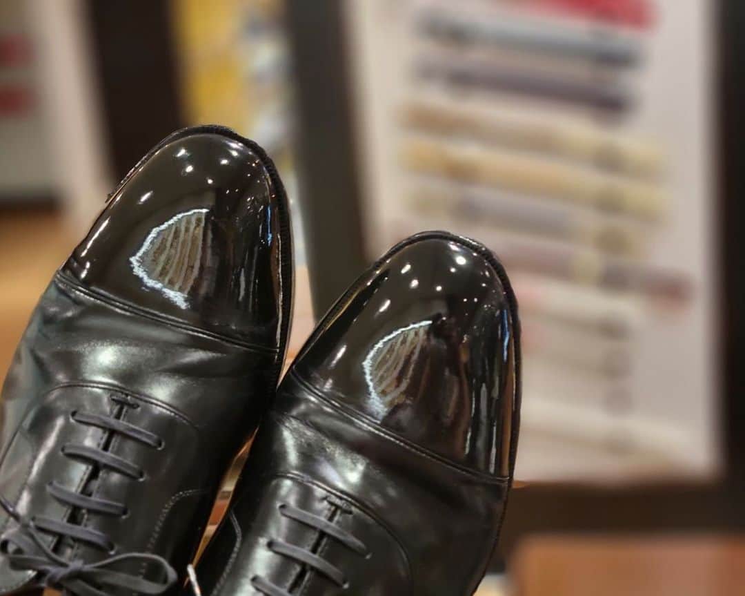m.mowbrayさんのインスタグラム写真 - (m.mowbrayInstagram)「靴磨き選手権大会2023 選手名鑑発売！ . . . 靴磨き選手権大会とは  「靴磨き文化の発信と発展」を目的に2018年より開催されている靴磨きに特化した大会。  プロ・アマ問わず、靴磨きを愛するすべての人々が参加でき、靴磨きを競い合います。 そんな靴磨き選手権大会が約3年の休止期間を経て、2023年に復活します！  ▶▶▶ブログはこちらから https://m-mowbray.com/blog/kutsumigakisensyukentaikai-sensyumeikan/  --------------- @｜ハイライト ▶▶▶選手名鑑 ---------------  #靴磨き  #靴修理  #靴を磨けば未来も輝く #買えない価値が輝き出す #靴磨きは価値磨きです  #靴磨き  #靴修理  #シューシャイン  #シューケア #ハイシャイン #鏡面磨き #shoeshine #靴磨き選手権大会 #靴磨き選手権大会2023  #ハイシャイン  #鏡面仕上げ  #鏡面磨き  #ハイシャインプライマー  #ミラーフィニッシャー」8月4日 13時20分 - m.mowbray