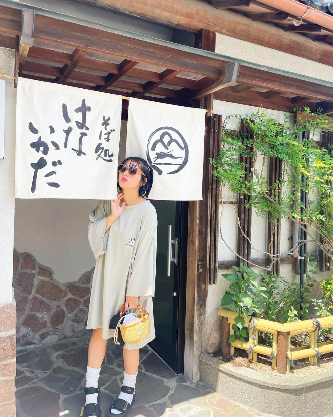 近藤夏子さんのインスタグラム写真 - (近藤夏子Instagram)「地元、島根県大田市のお蕎麦屋さん✨ はないかだ ❣️ 行ってみたかったんだぁ🤤💕 実家から徒歩で行ける距離で、こんな美味しいお蕎麦が食べられるなんて🥰 島根は出雲そばが有名だけど、私の地元大田市の"三瓶そば"もかんなりおいしいです😋(なんなら私は三瓶そば派🤫) 地元に帰ると閉まっちゃったお店や使われてない建物がたくさんで少し寂しい気持ちにもなるけど、新しいお店や、行ってみたかったけど行けてなかったお店もある。 いいとこモリモリの大田市💗 地元離れてから気づけたいいとこも含めて、どんどん知ってもらえるように頑張ろ💪💕 #近藤夏子の島根っここ行きんさい #島根県 #大田市 #大田市ランチ #大田市グルメ  #はないかだ #三瓶そば」8月4日 13時22分 - kondonatsuko