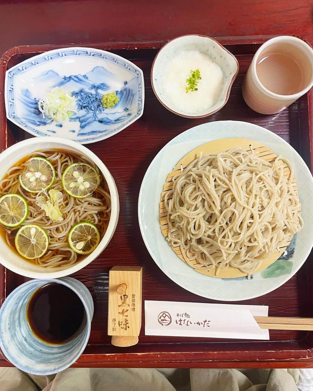 近藤夏子さんのインスタグラム写真 - (近藤夏子Instagram)「地元、島根県大田市のお蕎麦屋さん✨ はないかだ ❣️ 行ってみたかったんだぁ🤤💕 実家から徒歩で行ける距離で、こんな美味しいお蕎麦が食べられるなんて🥰 島根は出雲そばが有名だけど、私の地元大田市の"三瓶そば"もかんなりおいしいです😋(なんなら私は三瓶そば派🤫) 地元に帰ると閉まっちゃったお店や使われてない建物がたくさんで少し寂しい気持ちにもなるけど、新しいお店や、行ってみたかったけど行けてなかったお店もある。 いいとこモリモリの大田市💗 地元離れてから気づけたいいとこも含めて、どんどん知ってもらえるように頑張ろ💪💕 #近藤夏子の島根っここ行きんさい #島根県 #大田市 #大田市ランチ #大田市グルメ  #はないかだ #三瓶そば」8月4日 13時22分 - kondonatsuko