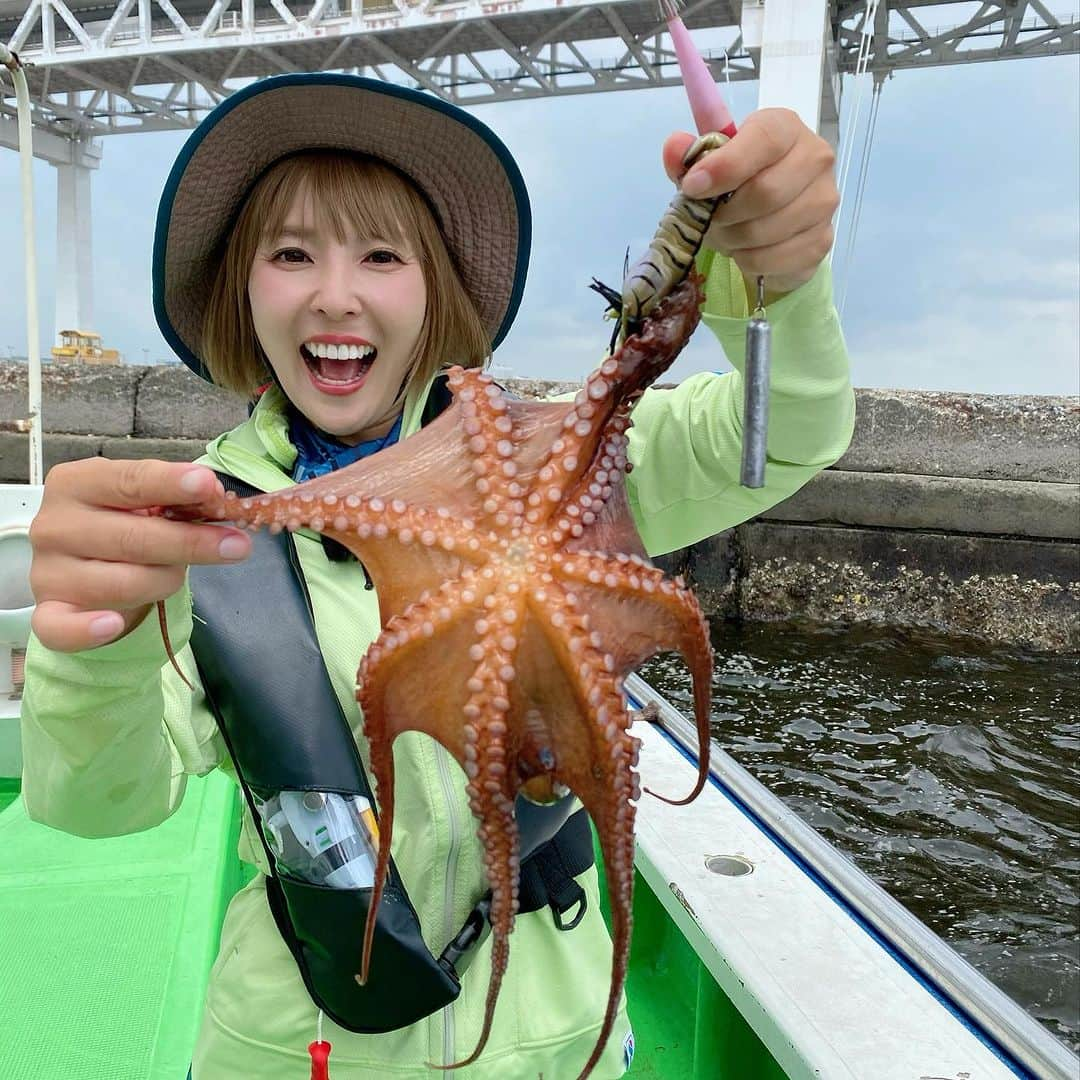 井上直美さんのインスタグラム写真 - (井上直美Instagram)「つり情報さんの取材で三喜丸さんからエギタコ釣りに行ってきたよー。イカの気持ちはちょっとだけわかってきたけどタコさんはちっともわからんちん。でも、タコ釣りってとっても楽しいし、いきなり重みを感じてそこからじっくり小突いて頃合いを見てグイ〜っと掛ける瞬間がたまらんですよね^ ^ 詳しい内容は絶賛発売中の雑誌つり情報に書きましたので是非に見てねー。  ちなみに、、、おすすめエギあったら教えてくださいな。エギ以外にもこんな飾り付けてるよ〜とか。知りたい知りたい知りたいちん。  🐙タックルデータ🐙 ロッド♡アルファタックル MPG HB エギタコ170H リール♡テイルウォーク セイレンス  　#つり情報　#なおちゃんねる　#エギタコ釣り　#タコ釣り　#三喜丸 さん」8月4日 13時25分 - naochingyo