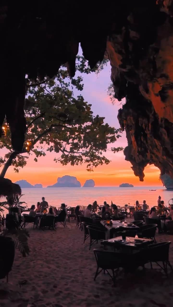Wonderful Placesのインスタグラム：「@sunny_rung captured this magical sunset in Krabi - Thailand 😍🌅 Have you ever been to Thailand? Tag who you’d go with!!! . 📹 ✨@sunny_rung✨ 📍Phranang Beach, Krabi - Thailand 🇹🇭  #wonderful_places for a feature ♥️」