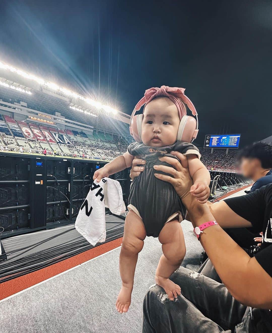 酒井麻里（Juri）のインスタグラム：「わたしもわたちも 初めてのサッカー観戦！⚽️🔥 パリ・サンジェルマンFC vs セレッソ大阪  汗だくで応援👏  目の前での試合は臨場感がスゴすぎたよ🥹  音に驚いて泣く場面が何度かあったけど、 最後は娘もテンション上がってやんちゃ顔w(3枚目) 楽しかったな🇯🇵  素敵な機会をありがとうございました😊 @fujiken_kickoff @jasskall」