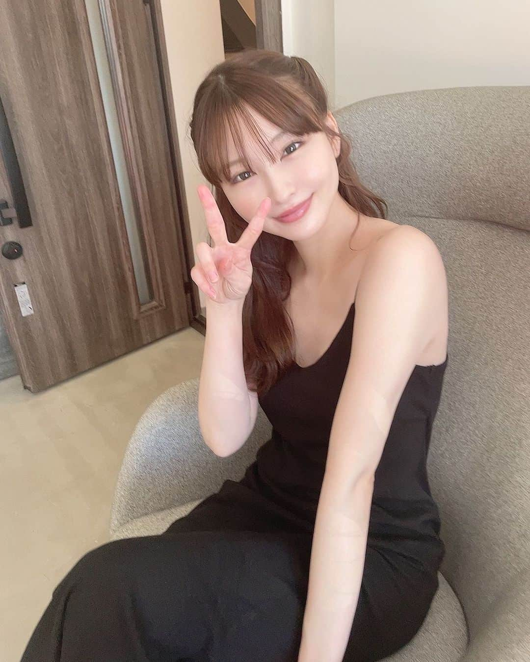 椎名美月のインスタグラム：「撮影、娘に付き添ってもらいました☺️  暑いですね😭 私は日焼け対策バッチリで 外を歩くので汗だくです😂」