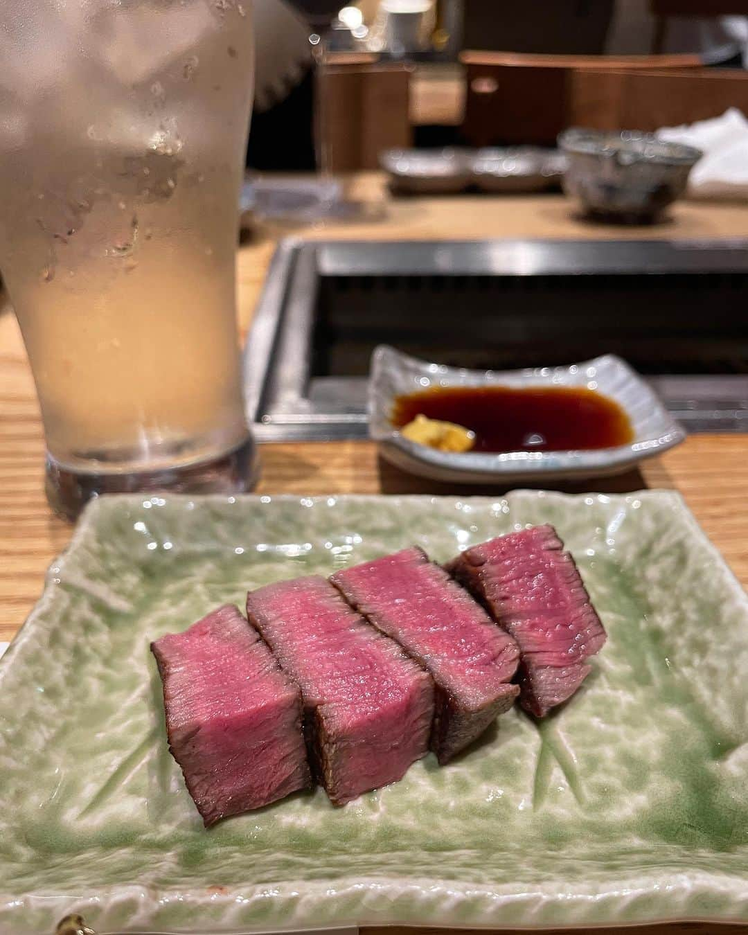 ayaさんのインスタグラム写真 - (ayaInstagram)「＼肉食女子会🥩／ ⁡ わたしといえばお肉🤤と言われるぐらい最近 肉食女子イメージがついてるようです💓😂 ⁡ たしかに週5でもいける♥︎🥩← ⁡ 先日行った【北新地はらみ 法善寺店】 @kitashinchi_harami_hozenji  ⁡ 法善寺コース¥13200 を堪能してきました🍽️🥰 ⁡ ⁡ もうね見たらわかる。ぜったい美味しいやつ🔥 ⁡ 国産黒毛和牛の名物はらみステーキ🥩の仕上げは 目の前でフランベしてくれて楽しいしテンションあがった🤍 ⁡ コースの量もちょうど良くて、どれも本当に 美味しかったよ〜💕 ⁡ お酒の種類も豊富で最高やし、 デートや記念日とかにも嬉しいかも❤️☺️🍷 ⁡ 暑い夏は美味しいお肉食べて乗り切ろう！🙋‍♀️ ⁡ 【北新地はらみ 法善寺店】 @kitashinchi_harami_hozenji 📍大阪市中央区道頓堀1-7-8仲谷ビル1F ⏰16:00〜22:30 📞06-6214-5667  #大阪#大阪グルメ #なんばグルメ #ミナミグルメ#心斎橋グルメ #大阪デート#肉食女子#大阪ディナー #大阪焼肉#北新地はらみ#北新地はらみ法善寺店 #ミナミ#法善寺横丁 #osaka#pr」8月4日 13時35分 - aya.v_v.ka