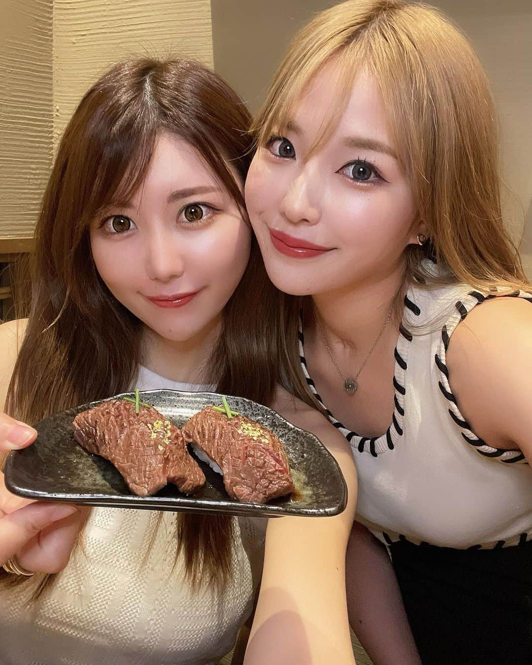 ayaさんのインスタグラム写真 - (ayaInstagram)「＼肉食女子会🥩／ ⁡ わたしといえばお肉🤤と言われるぐらい最近 肉食女子イメージがついてるようです💓😂 ⁡ たしかに週5でもいける♥︎🥩← ⁡ 先日行った【北新地はらみ 法善寺店】 @kitashinchi_harami_hozenji  ⁡ 法善寺コース¥13200 を堪能してきました🍽️🥰 ⁡ ⁡ もうね見たらわかる。ぜったい美味しいやつ🔥 ⁡ 国産黒毛和牛の名物はらみステーキ🥩の仕上げは 目の前でフランベしてくれて楽しいしテンションあがった🤍 ⁡ コースの量もちょうど良くて、どれも本当に 美味しかったよ〜💕 ⁡ お酒の種類も豊富で最高やし、 デートや記念日とかにも嬉しいかも❤️☺️🍷 ⁡ 暑い夏は美味しいお肉食べて乗り切ろう！🙋‍♀️ ⁡ 【北新地はらみ 法善寺店】 @kitashinchi_harami_hozenji 📍大阪市中央区道頓堀1-7-8仲谷ビル1F ⏰16:00〜22:30 📞06-6214-5667  #大阪#大阪グルメ #なんばグルメ #ミナミグルメ#心斎橋グルメ #大阪デート#肉食女子#大阪ディナー #大阪焼肉#北新地はらみ#北新地はらみ法善寺店 #ミナミ#法善寺横丁 #osaka#pr」8月4日 13時35分 - aya.v_v.ka