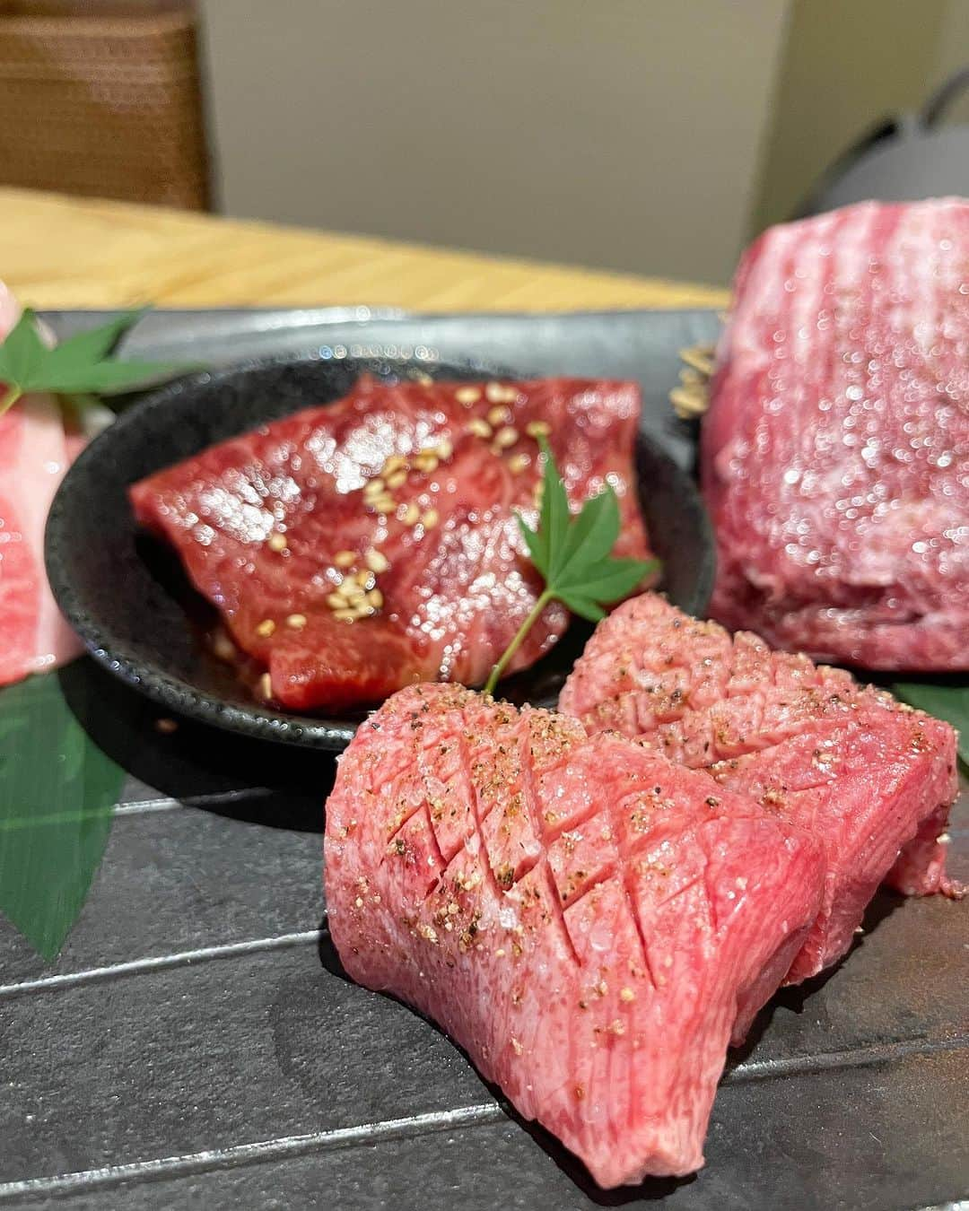 ayaさんのインスタグラム写真 - (ayaInstagram)「＼肉食女子会🥩／ ⁡ わたしといえばお肉🤤と言われるぐらい最近 肉食女子イメージがついてるようです💓😂 ⁡ たしかに週5でもいける♥︎🥩← ⁡ 先日行った【北新地はらみ 法善寺店】 @kitashinchi_harami_hozenji  ⁡ 法善寺コース¥13200 を堪能してきました🍽️🥰 ⁡ ⁡ もうね見たらわかる。ぜったい美味しいやつ🔥 ⁡ 国産黒毛和牛の名物はらみステーキ🥩の仕上げは 目の前でフランベしてくれて楽しいしテンションあがった🤍 ⁡ コースの量もちょうど良くて、どれも本当に 美味しかったよ〜💕 ⁡ お酒の種類も豊富で最高やし、 デートや記念日とかにも嬉しいかも❤️☺️🍷 ⁡ 暑い夏は美味しいお肉食べて乗り切ろう！🙋‍♀️ ⁡ 【北新地はらみ 法善寺店】 @kitashinchi_harami_hozenji 📍大阪市中央区道頓堀1-7-8仲谷ビル1F ⏰16:00〜22:30 📞06-6214-5667  #大阪#大阪グルメ #なんばグルメ #ミナミグルメ#心斎橋グルメ #大阪デート#肉食女子#大阪ディナー #大阪焼肉#北新地はらみ#北新地はらみ法善寺店 #ミナミ#法善寺横丁 #osaka#pr」8月4日 13時35分 - aya.v_v.ka