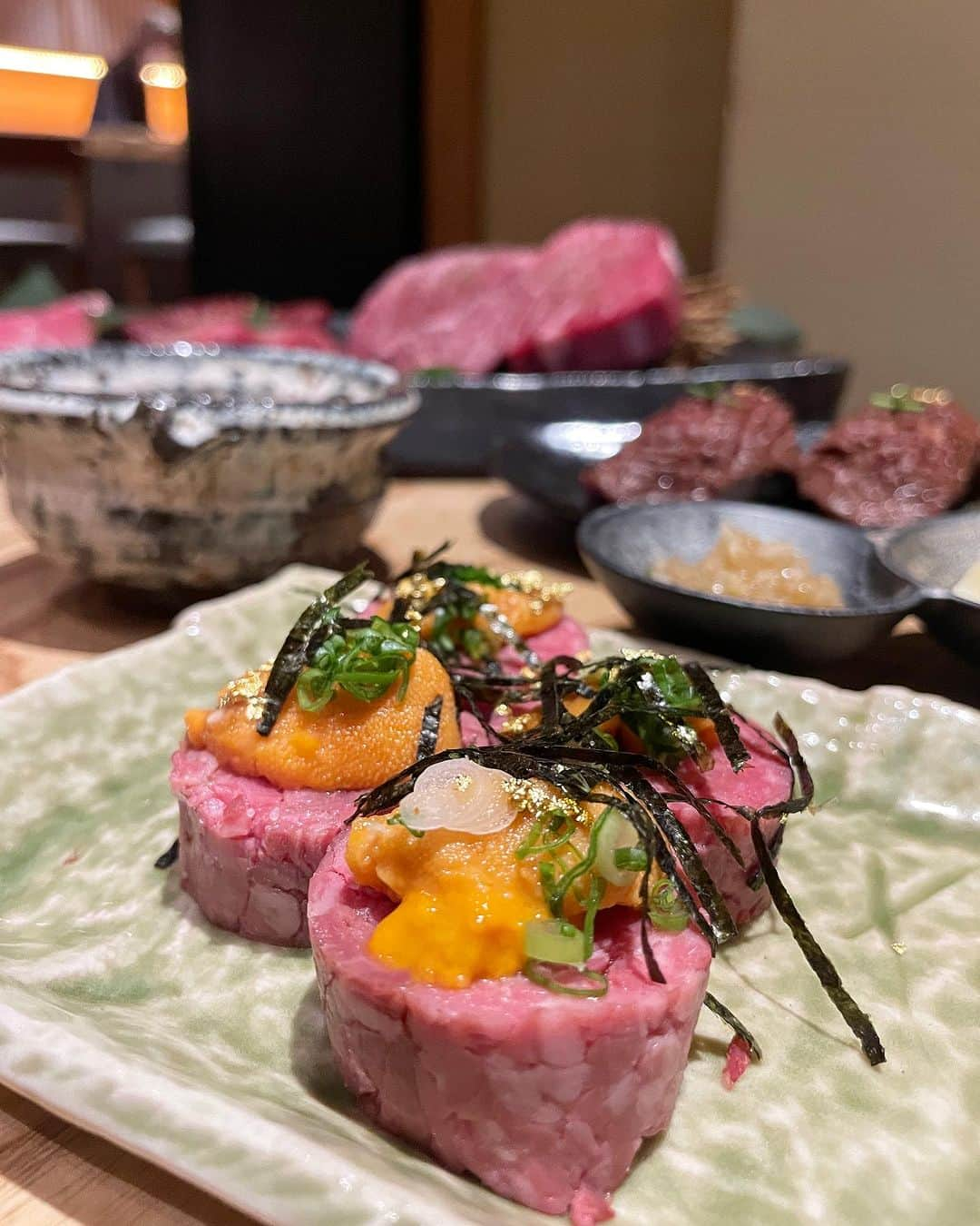 ayaさんのインスタグラム写真 - (ayaInstagram)「＼肉食女子会🥩／ ⁡ わたしといえばお肉🤤と言われるぐらい最近 肉食女子イメージがついてるようです💓😂 ⁡ たしかに週5でもいける♥︎🥩← ⁡ 先日行った【北新地はらみ 法善寺店】 @kitashinchi_harami_hozenji  ⁡ 法善寺コース¥13200 を堪能してきました🍽️🥰 ⁡ ⁡ もうね見たらわかる。ぜったい美味しいやつ🔥 ⁡ 国産黒毛和牛の名物はらみステーキ🥩の仕上げは 目の前でフランベしてくれて楽しいしテンションあがった🤍 ⁡ コースの量もちょうど良くて、どれも本当に 美味しかったよ〜💕 ⁡ お酒の種類も豊富で最高やし、 デートや記念日とかにも嬉しいかも❤️☺️🍷 ⁡ 暑い夏は美味しいお肉食べて乗り切ろう！🙋‍♀️ ⁡ 【北新地はらみ 法善寺店】 @kitashinchi_harami_hozenji 📍大阪市中央区道頓堀1-7-8仲谷ビル1F ⏰16:00〜22:30 📞06-6214-5667  #大阪#大阪グルメ #なんばグルメ #ミナミグルメ#心斎橋グルメ #大阪デート#肉食女子#大阪ディナー #大阪焼肉#北新地はらみ#北新地はらみ法善寺店 #ミナミ#法善寺横丁 #osaka#pr」8月4日 13時35分 - aya.v_v.ka