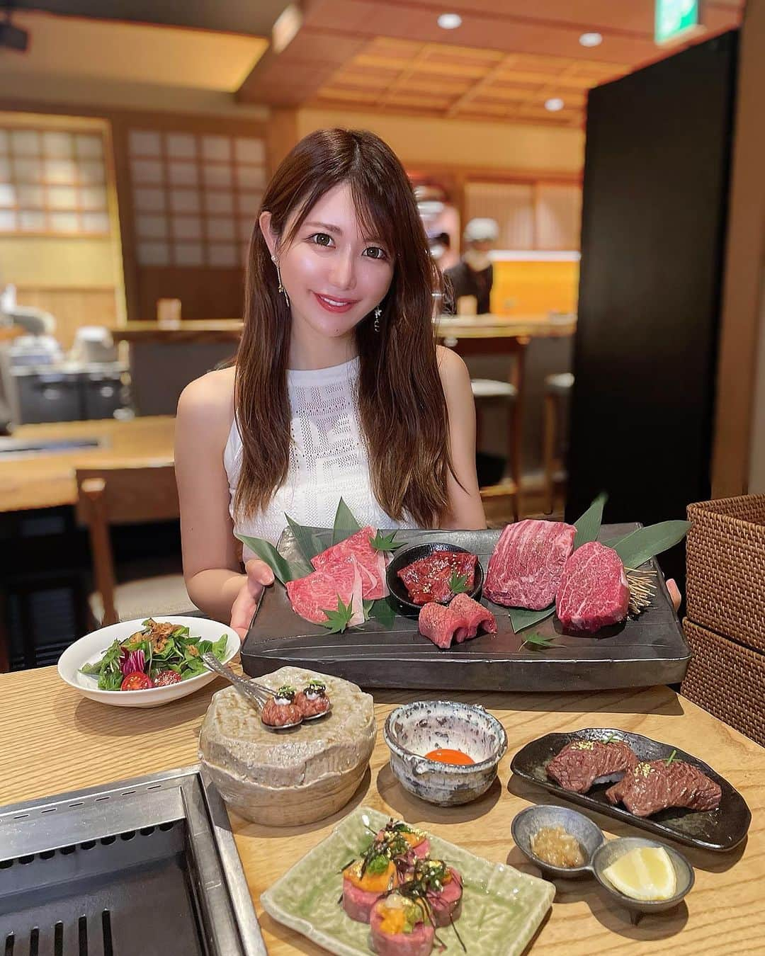 ayaのインスタグラム：「＼肉食女子会🥩／ ⁡ わたしといえばお肉🤤と言われるぐらい最近 肉食女子イメージがついてるようです💓😂 ⁡ たしかに週5でもいける♥︎🥩← ⁡ 先日行った【北新地はらみ 法善寺店】 @kitashinchi_harami_hozenji  ⁡ 法善寺コース¥13200 を堪能してきました🍽️🥰 ⁡ ⁡ もうね見たらわかる。ぜったい美味しいやつ🔥 ⁡ 国産黒毛和牛の名物はらみステーキ🥩の仕上げは 目の前でフランベしてくれて楽しいしテンションあがった🤍 ⁡ コースの量もちょうど良くて、どれも本当に 美味しかったよ〜💕 ⁡ お酒の種類も豊富で最高やし、 デートや記念日とかにも嬉しいかも❤️☺️🍷 ⁡ 暑い夏は美味しいお肉食べて乗り切ろう！🙋‍♀️ ⁡ 【北新地はらみ 法善寺店】 @kitashinchi_harami_hozenji 📍大阪市中央区道頓堀1-7-8仲谷ビル1F ⏰16:00〜22:30 📞06-6214-5667  #大阪#大阪グルメ #なんばグルメ #ミナミグルメ#心斎橋グルメ #大阪デート#肉食女子#大阪ディナー #大阪焼肉#北新地はらみ#北新地はらみ法善寺店 #ミナミ#法善寺横丁 #osaka#pr」