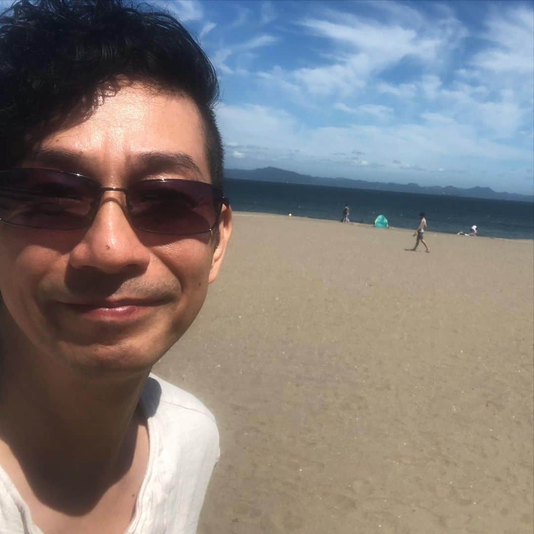 秋田慎治のインスタグラム：「海〜っ🌊🍉🏖️  #三浦海岸 #入り時間より1時間早く着いた」