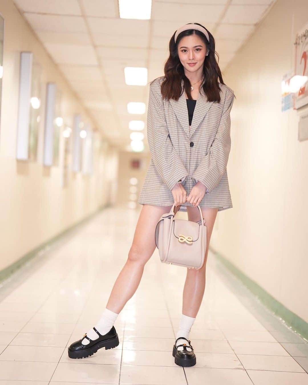 Kim Chiuのインスタグラム：「𝐘𝐨𝐮 𝐤𝐧𝐨𝐰 𝐲𝐨𝐮 𝐥𝐨𝐯𝐞 𝐦𝐞! 𝐗𝐎𝐗𝐎 𝐠𝐨𝐬𝐬𝐢𝐩𝐠𝐢𝐫𝐥!💋💄🤎 #ootd #ootdksyc @hm #HMPhilippines ❤️  🐰Bag from @houseoflittlebunny.ph in (Horizon) click link on my bio to shop!🛒💕」