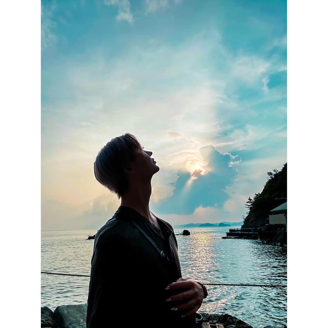 のインスタグラム：「・ 朝の5時から伊勢神宮へ⛩️🕊️✨🌕🪽🩷 たくさんの愛・祈り・平和を願い 御役目を感じとり 沢山のことを受け取ってきました☺️ 本日は、 一粒万倍日と天赦日が重なった最強開運日です🌙 本来は自分の足でその場所へ行くことが大切なのですが 僕が見た景色を皆様に少しお裾分けしますね🌹 少しでも良いきっかけになったら嬉しいです👼🏻 Have a wonderful day ❤︎°°°」