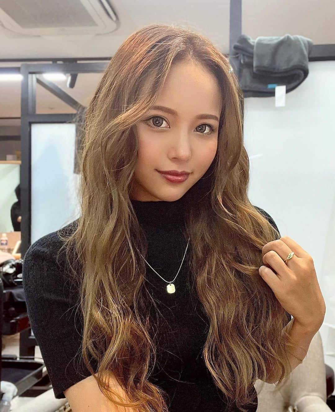 DJ NANAのインスタグラム：「今日は栄の @hair_salon_era に @syota918 指名で髪色変えてきたよ！  カラーとトリートメントと頭浸浴してきて 髪サラッサラ〜♡♡♡  カラーもめちゃくちゃお気に入り♡  #美容院 #美容の日 #栄 #美容室 #era #ヘアカラー #髪色 #頭浸浴 #女子力」