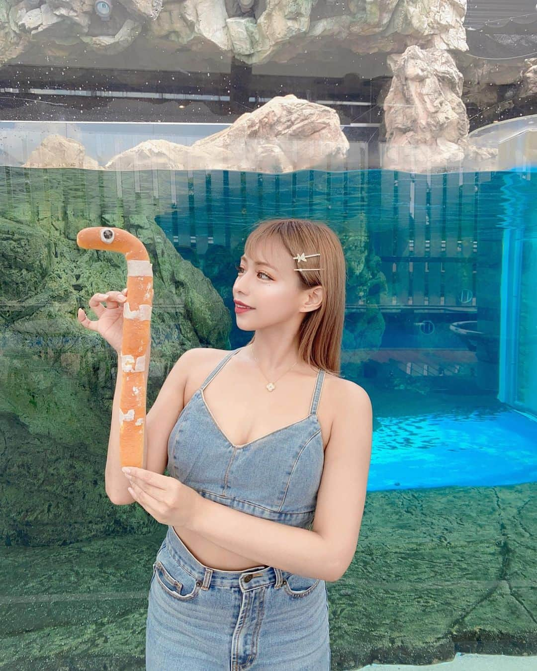 ぽょ姫のインスタグラム：「𝙺𝚈𝙾𝚃𝙾 ⁑ 日本最大級の内陸型水族館 京都水族館へ行ってきました🪼 暑さでニシキアナゴパンの模様が溶けてる🥖笑　 可愛いパン他にもあったので是非食べてみてください🥯🍭 ⁑ そして初めてオオサンショウウオ見ました~ 化石みたいだけど顔は可愛かった🙋🏽‍♀️ ⁑ その他の出来事はストーリー(ハイライト)投稿で✍️  ⚘  京都水族館 🚩 京都府京都市下京区観喜寺町３５−１  #京都 #京都観光 #京都グルメ #京都カフェ #京都駅 #京都ランチ #京都旅行 #京都スイーツ #京都旅 #京都水族館 #水族館 #水族館好き #オオサンショウウオ #観光スポット #観光 #観光地」