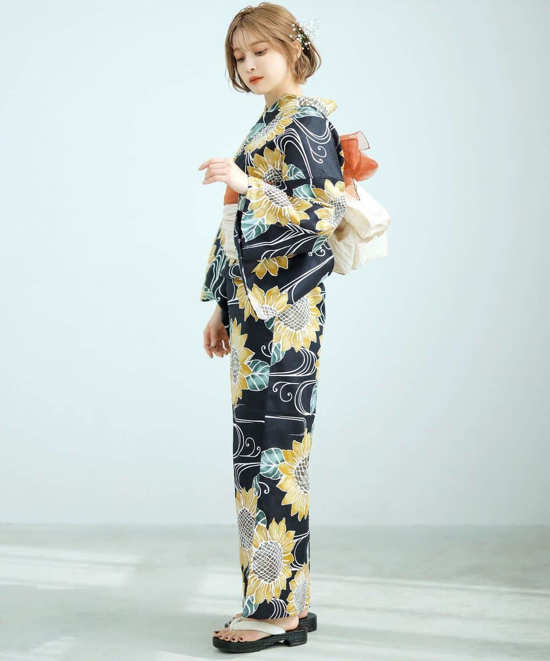 Ditaのインスタグラム：「✧ 8/4の再入荷情報 ✧  あの、人気古典柄も..!✨ お盆に浴衣でお出かけ、いかがでしょうか？♡  皆様からの投稿も、 楽しみにしております🙇‍♂️💞  dl-2018kimuface23-c	生成り色地に紫陽花 dl-kimubc11	1.椿と小菊しらべ dl-kimubc11	2.京藤色の菊重ね dl-kimuface41	2.夏の幻想ひまわり dl-kimubc4	　1.藍紺地に和調古典 dl-kimubc1	　2.水草と金魚あそび dl-kimubc81	1.浮世の菖蒲しらべ dl-kimubc96	1.胡桃色の菊ちらし dl-kimubc96	2.泡沫の紫雲木 dl-kimubc99	2.うたかたの楓吟 dl-kimubc100	2.はんなり木春菊 dl-kimubc104	1.京の古典水彩 dl-kimuky	7.洋花の薔薇重ね dl-2018kimuky1	5.京の金魚しらべ dl-kimubc108	花鳥風月 dl-kimubc14	1.古典菊 dl-kimubc24	古典百花繚乱 dl-kimubc51	2.胡桃色の乱菊ながれ etc..♡  販売は19時前後を予定しております。  ※入荷内容・日程は予告無く変更となる場合がございます。 ※本日ご紹介する再入荷商品の販売店は、 Dita OFFICIAL・Dita楽天・Dita Yahoo となります。 ※ZOZOTOWN店とは管理している在庫が異なります。 ※残り数量わずかの商品にご注文が殺到した場合、決済システムの都合上 在庫数以上にご注文が完了してしまうケースがございます。 その際は後日Ditaカスタマーサポートよりご連絡させていただきます。 まことに申し訳ございませんが、なにとぞご了承ください。  浴衣の商品一覧は インスタTOPページのURLからご確認頂けます🕊✨  🐋checkˊ˗ #ditayukata  ＿＿＿＿＿＿＿＿＿＿＿＿＿＿＿＿＿＿  🫧 Dita 2023 Season concept《 花鳥風月 》🕊 美しい景色や花をDitaらしさの中に取り込み、 たくさんのお客様に ”花 鳥 風 月” を楽しんで頂きたいという 想いがつまった浴衣です。  ”心ときめく夏映え浴衣” が見つかりますように🥰  ＿＿＿＿＿＿＿＿＿＿＿＿＿＿＿＿＿＿ ⁡  ☑ 1人で着られる5点セット ☑ (株)和歌山染工 で染め上げた上質な仕上がり。 ☑ 大人とお揃い👶Kidsも登場 ⁡ 早くも、たくさんのご予約をいただき ありがとうございます💫  ”心ときめく夏映え浴衣” を是非探してみてくださいね🕊  ＿＿＿＿＿＿＿＿＿＿＿＿＿＿＿＿＿＿  #浴衣 #fashion #hairmake #hair #japan #summe #ヘア #和服 #ゆかた #yukata #夏 #shooting #可愛い #ootd #kawaii #model #和 #着物 #大人可愛い #京都 #tokyo #ニュアンスカラー #浴衣ヘアアレンジ #花 #デート #浴衣女子　#花火大会」