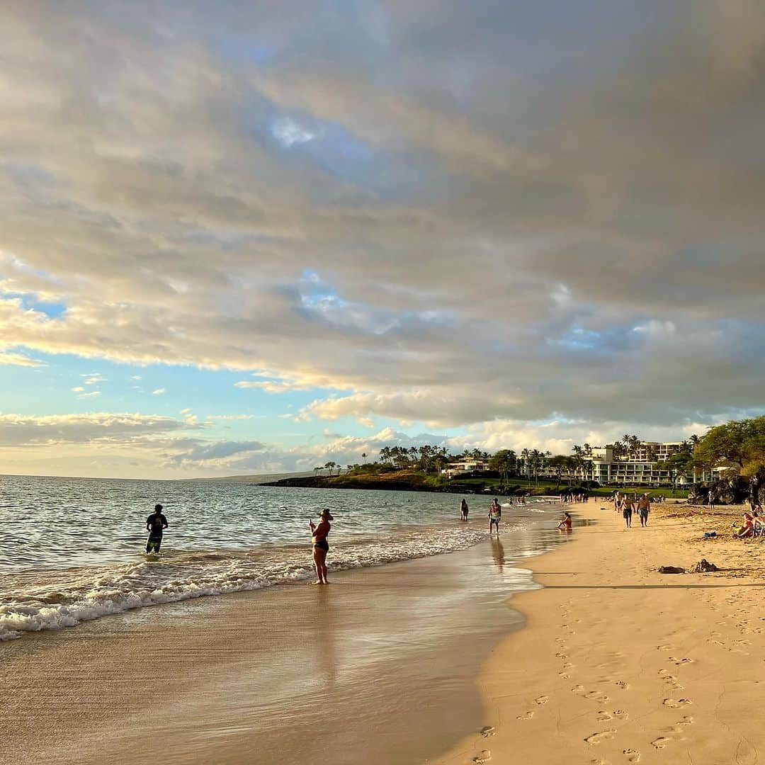 金田久美子さんのインスタグラム写真 - (金田久美子Instagram)「Hapuna Beachの夕陽。 道路の周りは果てしなく溶岩が続いてました。 ペトログリフという古代の壁画が普通にその辺にあってびっくり！ #ハプナビーチ #ハワイ島溶岩 #ペトログリフ」8月4日 13時51分 - kumiko_kaneda