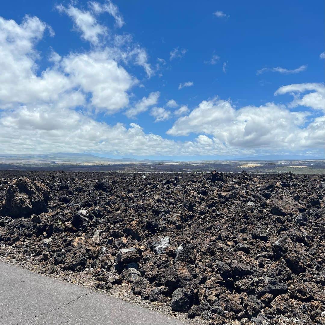 金田久美子さんのインスタグラム写真 - (金田久美子Instagram)「Hapuna Beachの夕陽。 道路の周りは果てしなく溶岩が続いてました。 ペトログリフという古代の壁画が普通にその辺にあってびっくり！ #ハプナビーチ #ハワイ島溶岩 #ペトログリフ」8月4日 13時51分 - kumiko_kaneda