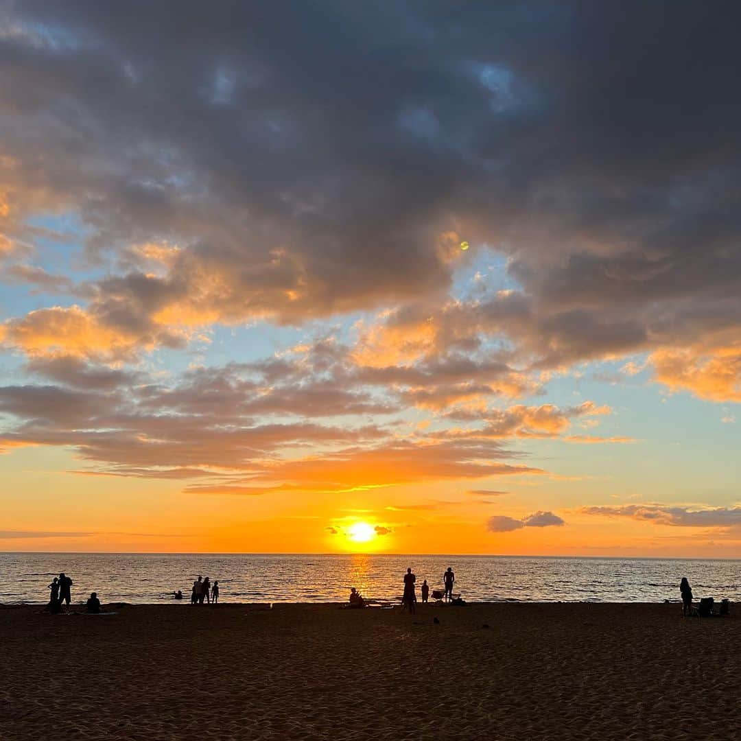 金田久美子さんのインスタグラム写真 - (金田久美子Instagram)「Hapuna Beachの夕陽。 道路の周りは果てしなく溶岩が続いてました。 ペトログリフという古代の壁画が普通にその辺にあってびっくり！ #ハプナビーチ #ハワイ島溶岩 #ペトログリフ」8月4日 13時51分 - kumiko_kaneda