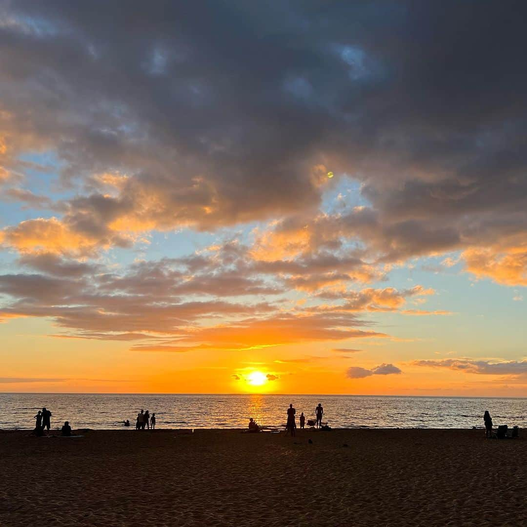 金田久美子のインスタグラム：「Hapuna Beachの夕陽。 道路の周りは果てしなく溶岩が続いてました。 ペトログリフという古代の壁画が普通にその辺にあってびっくり！ #ハプナビーチ #ハワイ島溶岩 #ペトログリフ」