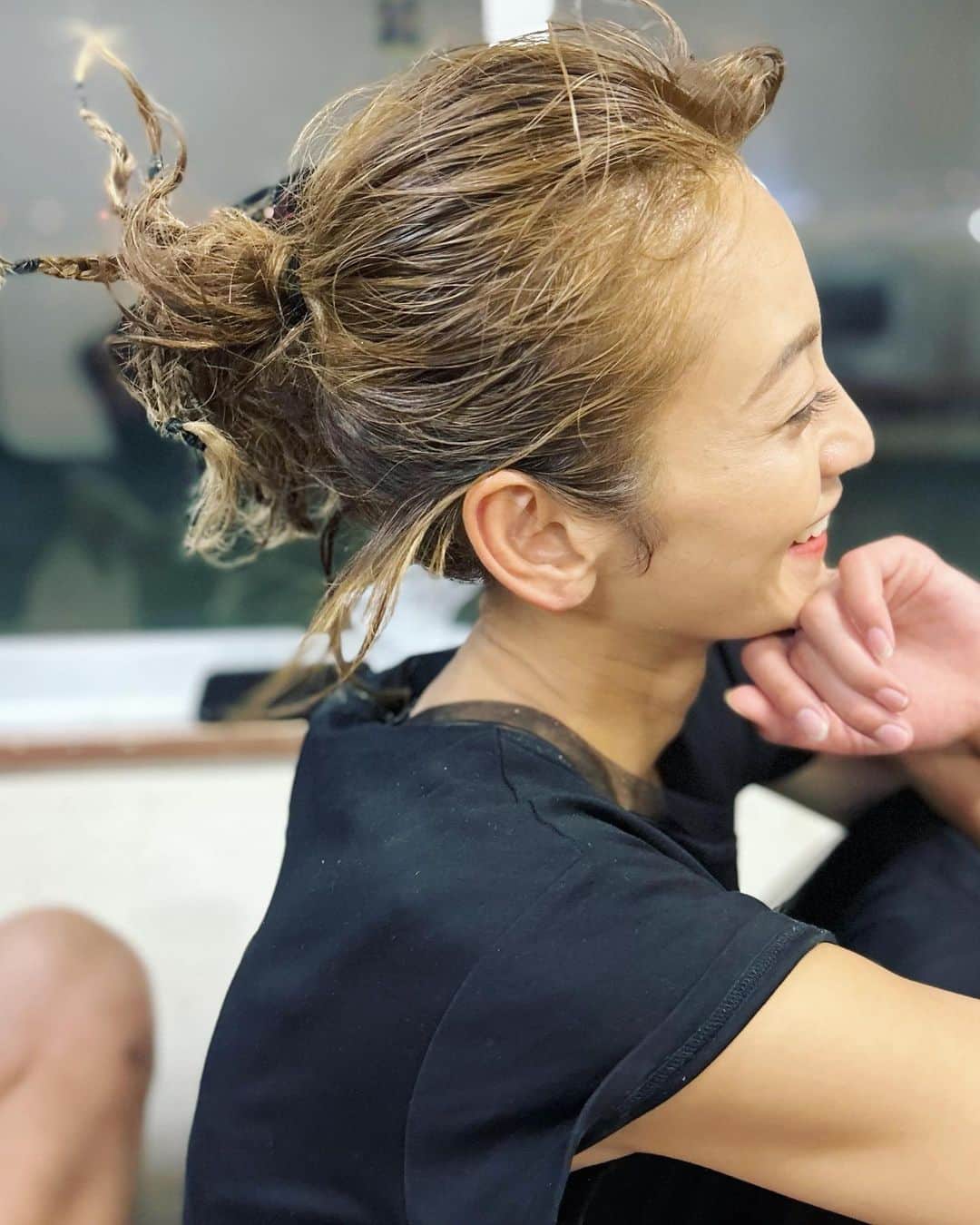 西山茉希さんのインスタグラム写真 - (西山茉希Instagram)「ヘアアレンジ👘 @takagi_ocean   赤髪の髪カリスマさん。 長岡花火初上陸💈  汗と風とでセットしきれない環境の中、 本番後にはメデューサのようなおまけつきで、 素敵にヘアセットしてくれました💇‍♀️  おくれ毛に、仕上げのハサミを入れる姿にリスペクト。 プロのこだわりって凄い👏✂️  本番前に冷房浴び過ぎてごめん🗣️  #浴衣ヘア #三つ編みアレンジ #oceantokyo   花火に冷めやらぬ感動をしてくれて、ありがとう🎆✨」8月4日 14時02分 - maki.nshiyama50