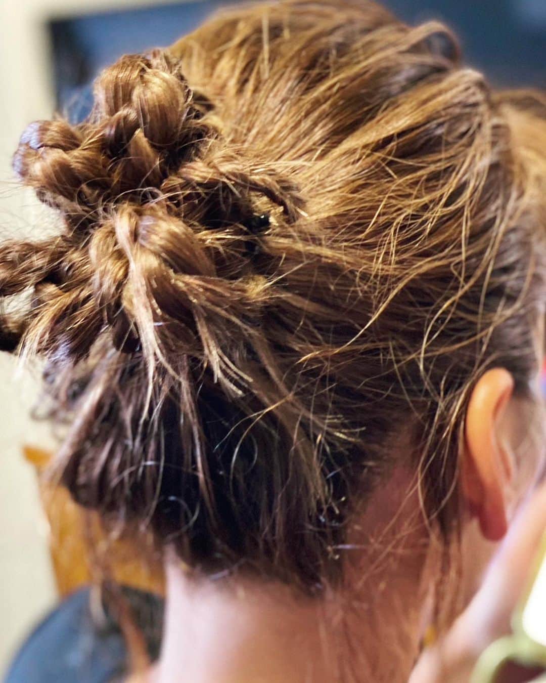 西山茉希さんのインスタグラム写真 - (西山茉希Instagram)「ヘアアレンジ👘 @takagi_ocean   赤髪の髪カリスマさん。 長岡花火初上陸💈  汗と風とでセットしきれない環境の中、 本番後にはメデューサのようなおまけつきで、 素敵にヘアセットしてくれました💇‍♀️  おくれ毛に、仕上げのハサミを入れる姿にリスペクト。 プロのこだわりって凄い👏✂️  本番前に冷房浴び過ぎてごめん🗣️  #浴衣ヘア #三つ編みアレンジ #oceantokyo   花火に冷めやらぬ感動をしてくれて、ありがとう🎆✨」8月4日 14時02分 - maki.nshiyama50