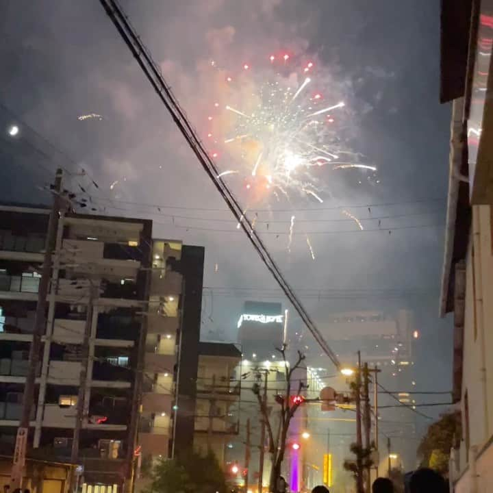 金城真央のインスタグラム：「7/25天神祭 ようやく間近で花火が見られたぁ🎆 今年は沢山花火を見たりお祭りに行ったりしたいなぁ😆  #金城真央 #女優 #タレント  #モデル #ナレーター #MC #アラフォー女子 #犬好き #猫好き」