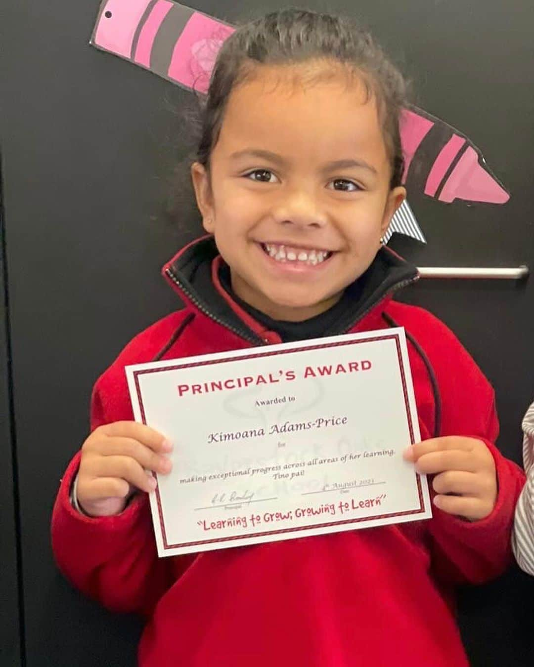 バレリー・アダムスのインスタグラム：「Proud mama moment 🫶   Kimoana received a certificate for making exceptional progress across all areas of learning⭐️. This past year has been a period of significant change for Kimoana, and witnessing her journey from daycare to the world of big school fills my heart with immense pride 📚.   Thanks to Gardenia’s mama for capturing these beautiful smiles of our girls 🩷」