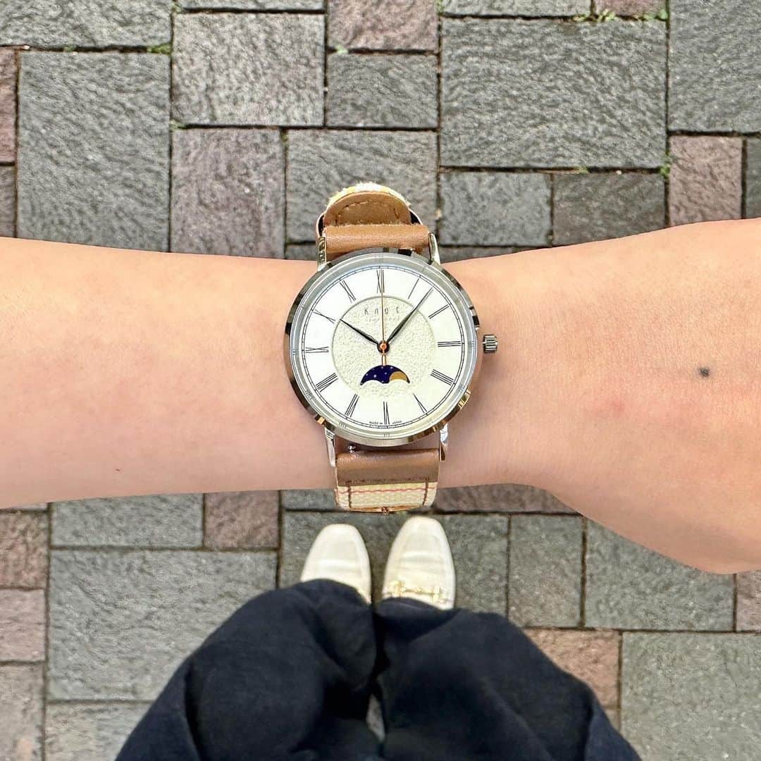 Maker's Watch Knotのインスタグラム：「こんにちは！ 吉祥寺ギャラリーショップの中尾です。  今回はムーンフェイズとアウトドアファッションにもマッチするマルチストライプの帆布を合わせてみました🌻  8月に入り、お休みを外で楽しむ方も増えたかと思います！ こちらのストラップは裏地に防水レザーを使用しているので、汗ばむこの季節にもぴったりのストラップです！  ストライプの柄は個体差があるので、デザインの違いも楽しむことが出来ます♪  時計は6時側にある窓から月の満ち欠けを見ることができるとてもロマンチックな時計なので、ペアウォッチにもぴったりです🌙  違う色味もあるので、気になる方はぜひ店頭で実際にご覧になってみてください！ 皆様のご来店、心よりお待ちしております！  時計: CMP-34SVIV ストラップ : STH-18 MYEBR バックル : EB-18RG」