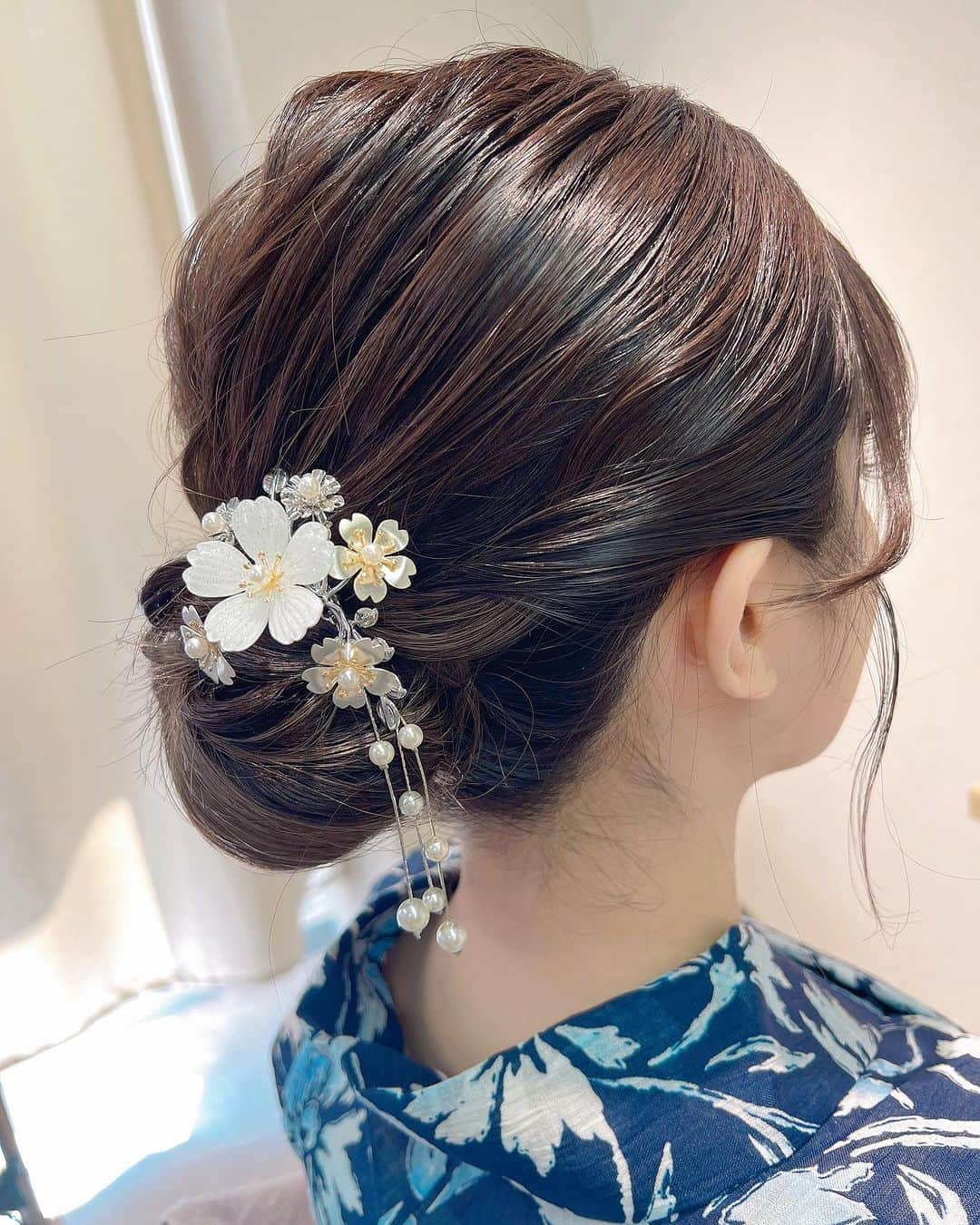 新希咲乃さんのインスタグラム写真 - (新希咲乃Instagram)「2023初の浴衣🏮👘🎆🎇  しっかりとした浴衣を買ったのは 初めてでこんなにも仕上がりが 美しいのか！！と感動しちゃった…🥰  屋形船で大好きな友達のお誕生日祝いや お寿司食べて夕日や月を見たよ🍣🍵 潮風がいい香りで癒されたぁ🌙*ﾟ  浴衣姿のストーリーあげたらヘア知りたいと沢山DM貰ったので、美容院でやってもらった写真あげておくね🥹 本当にそのままの写真なんだけど！笑 浴衣着る時にはぜひ、参考にしてもらえたら嬉しいな🫶🏻 ポイントは大人っぽく今っぽくない和風なイメージを伝えてやってもらったよ💁🏻‍♀️  浴衣もヘアアクセも全身新宿伊勢丹で売ってるよ〜！！ 同じ物があるか分からないけど、 同じ柄の薄い色もありました！！！ 麻100だから軽くて薄くて締め付けられてる以外のストレスは無かった🥹お気に入り♡  カラコンは  #miium  #くらげ   #浴衣  #浴衣ヘアアレンジ  #浴衣メイク  #和風ヘアアレンジ  #浴衣ヘア   #新希咲乃  #浴衣女子  #2023浴衣  #2023夏  #屋形船  #寿司  #鮨尚充」8月4日 14時06分 - niki_sakino